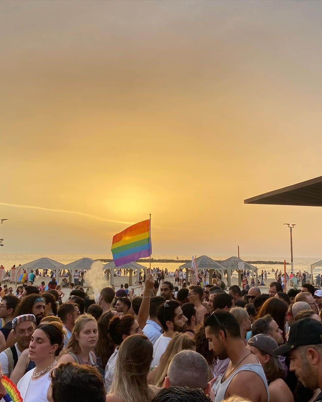 ガル・ガドットのインスタグラム：「Love is Love 🌈 And TLV pride parade is celebrating it beautifully」