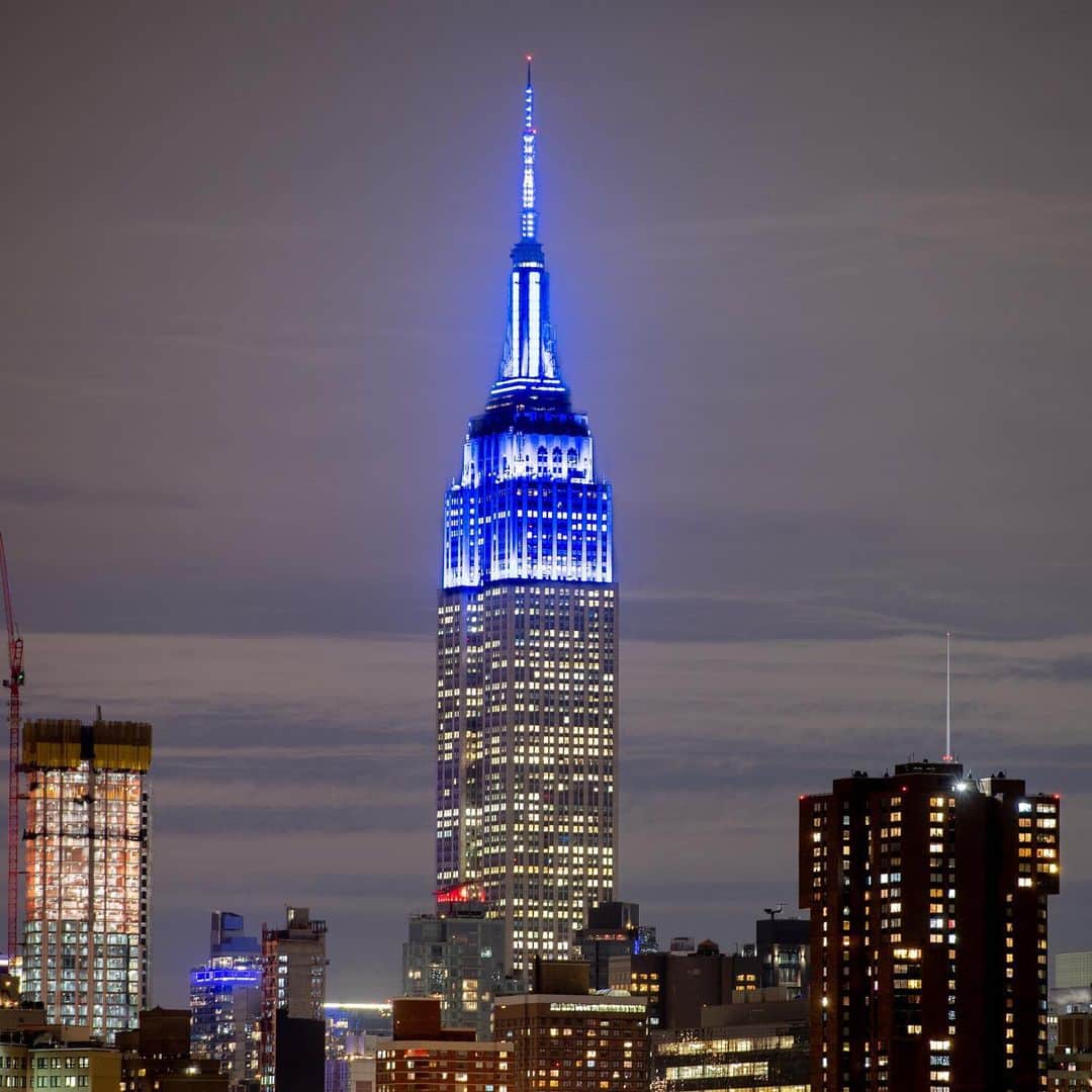 Empire State Buildingのインスタグラム：「Tonight we shine in blue in honor of the New York City Police Foundation Annual Gala  @nycpolicefdtn」