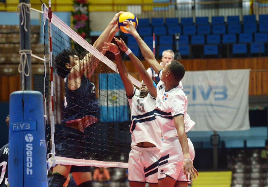 USA Volleyballさんのインスタグラム写真 - (USA VolleyballInstagram)「Pushing through! 💪   It may have started a little dicey, but the U.S. Men's U21 National Team found its footing to defeat Dominican Republic in 4️⃣ sets in the Pan Am Cup today. Trent Moser led the team with 20 points on 16 kills and four aces. The men play 🇨🇦 Friday at 1 pm PT in the semis.  Story/stats/quotes: 🔗 in bio」6月9日 9時38分 - usavolleyball