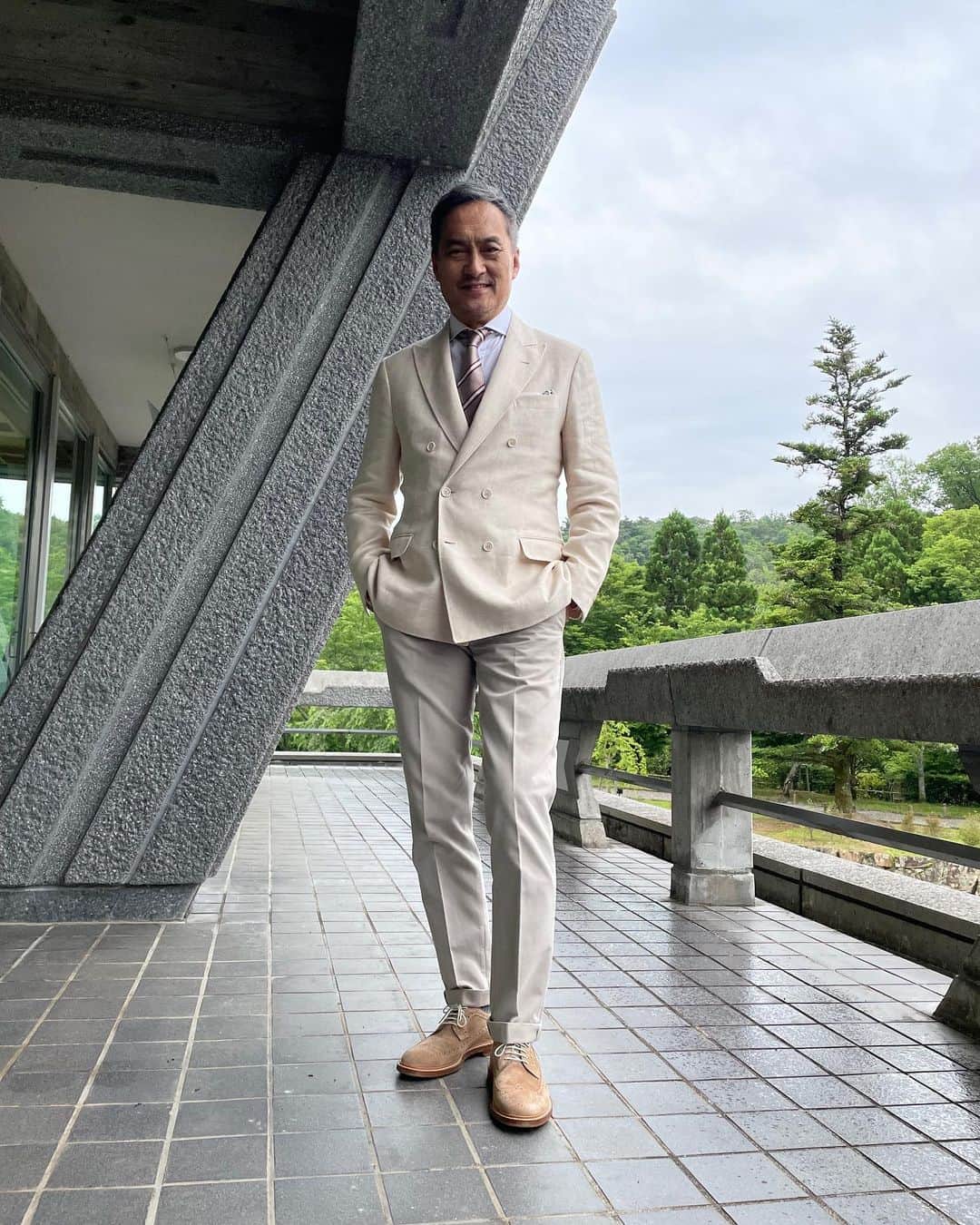 渡辺謙のインスタグラム：「. 昨日、世界の企業経営者が集う「グローバル・サミット」に出席して来ました。俳優の視点からですが、どう社会、世界と関わっていくのかを話しました。国や企業を超えて力を合わせてより良い社会に進んで欲しいと願います。初夏の京都もよろしおすえ。 謙  -  Yesterday in Kyoto, I attended the Global Summit, a gathering of business executives from around the world. Albeit an actor's perspective, I spoke about how we should be engaging with society and the world. Hopefully, the world will move towards a better society by coming together beyond companies and countries.   Early summer in Kyoto was also pleasant to visit.  Ken  #CGFSummit #GlobalSummit #kyoto @brunellocucinelli @brunellocucinelli_brand  #kenwatanabe #渡辺謙」