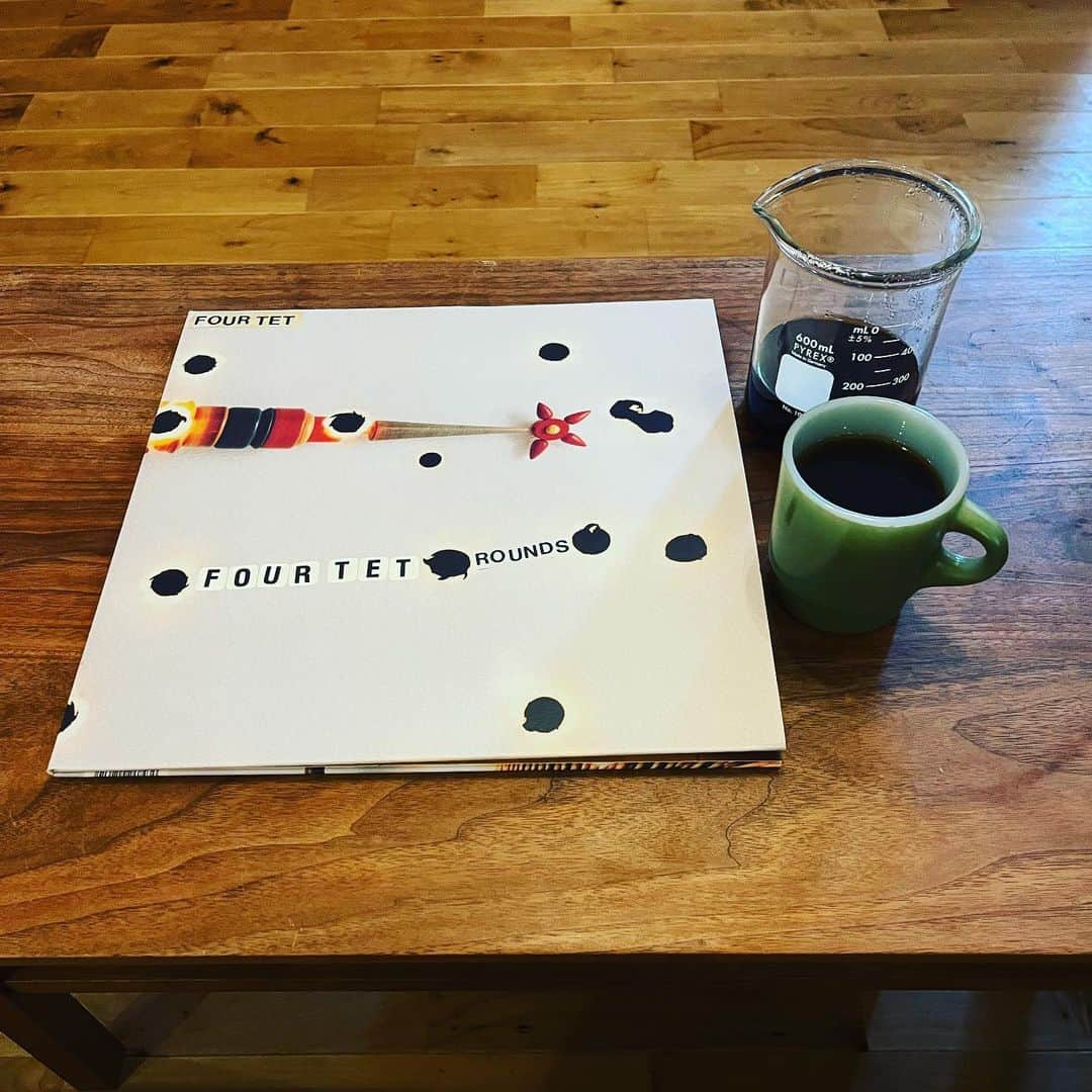 のインスタグラム：「ミックスの合間にちょいと休憩！ てか、コーヒーうまっ！ #コーヒーとレコード」