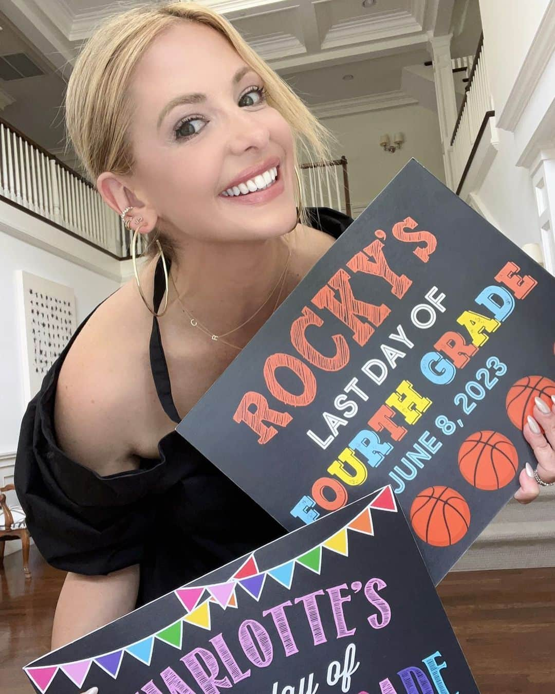 サラ・ミシェル・ゲラーさんのインスタグラム写真 - (サラ・ミシェル・ゲラーInstagram)「This is the smile of a mom that made it through another school year (and with a teenager no less) #schoolisoutforsummer」6月9日 4時21分 - sarahmgellar