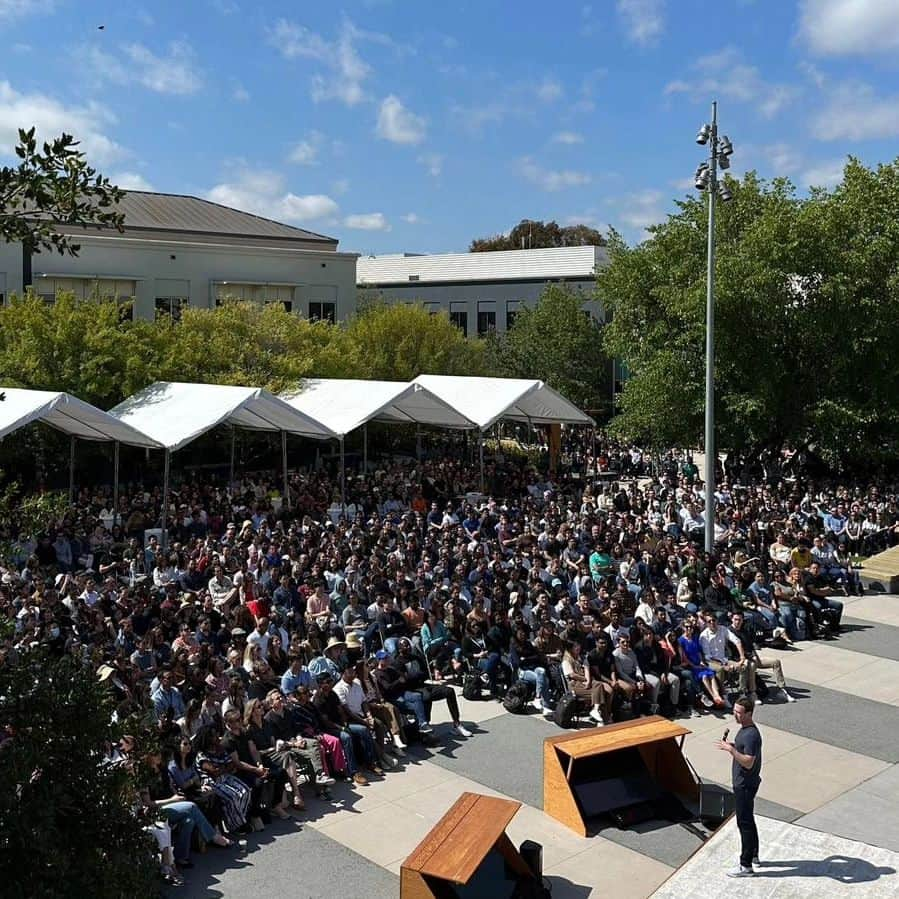 マーク・ザッカーバーグのインスタグラム：「Great to be back in person in Hacker Square for Meta's All Hands! So much energy and excitement for building the future of human connection together.」