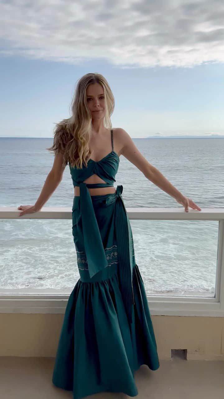 ダニエル・クヌッドソンのインスタグラム：「I’ve been waiting to wear this beautiful set from @especiaofficial 😍😍😍 @thedotlab #summer」