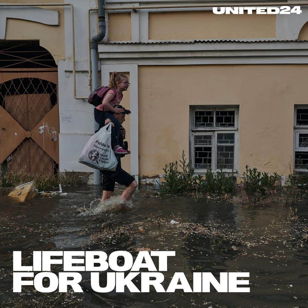 マーク・ハミルさんのインスタグラム写真 - (マーク・ハミルInstagram)「Kakhovka Dam was blown up on June 6, but thousands of people and animals are still at risk. Water washes away entire towns; citizens have nowhere to run. Help those who’ve lost their homes — donate to the #LifeboatForUkraine fundraiser via @U24.gov.ua:  https://u24.gov.ua/lifeboat」6月9日 4時26分 - markhamill
