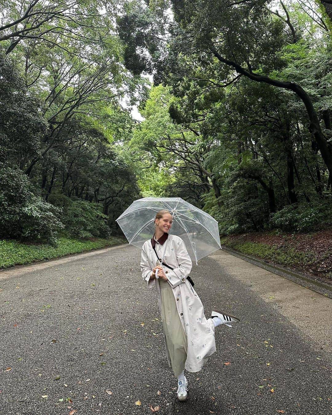 アビー・チャンピオンのインスタグラム：「exploring 🗺️」