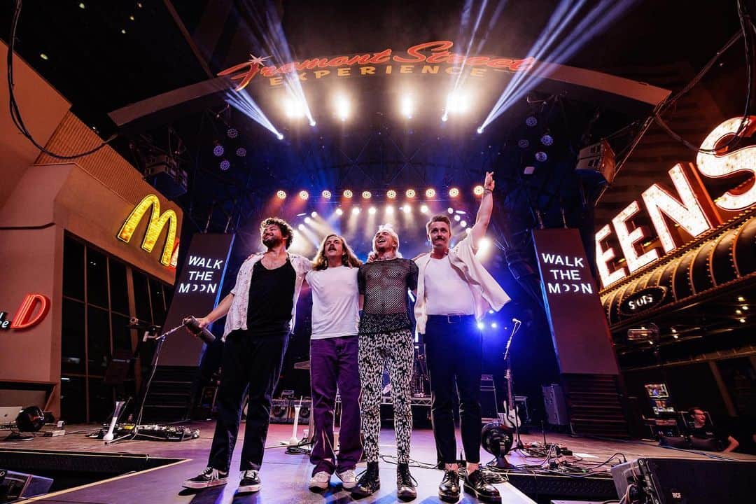 ウォーク・ザ・ムーンのインスタグラム：「✨ we love you VEGAS!! ✨pt. 2  we want to give a big shoutout to our crew who make our shows flow like buttah (on the good days) and who make our shows flow at all (on the tougher days). this show was a particularly good day ❤️‍🔥 if you were at this show, or any other really, do us a favor and send our crew some good vibrations and gratitude with us today.  cheers 🤙🏻」