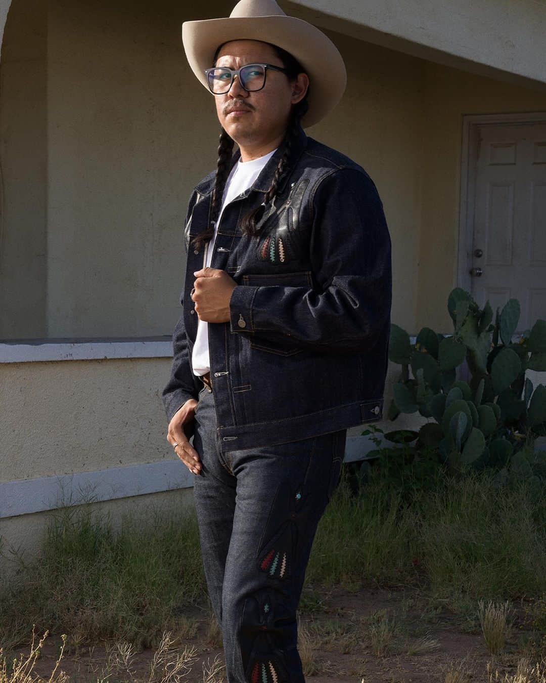 Levi’sさんのインスタグラム写真 - (Levi’sInstagram)「Levi’s® & Born x Raised.    A collection dedicated to the loving memory of Born x Raised Founder Spanto’s late father and centered around the two worlds of Spanto’s life – growing up in LA and reconnecting with his indigenous roots. The campaign was shot at the White Mountain Apache Reservation in White River, Arizona and features his Apache relatives, his extended family in Navajo country and some of his Comanche & Cherokee relatives.   Launching Friday, June 9th on Levi.com and the Levi’s App.   Photographer: @tomaskarmelo」6月9日 5時02分 - levis