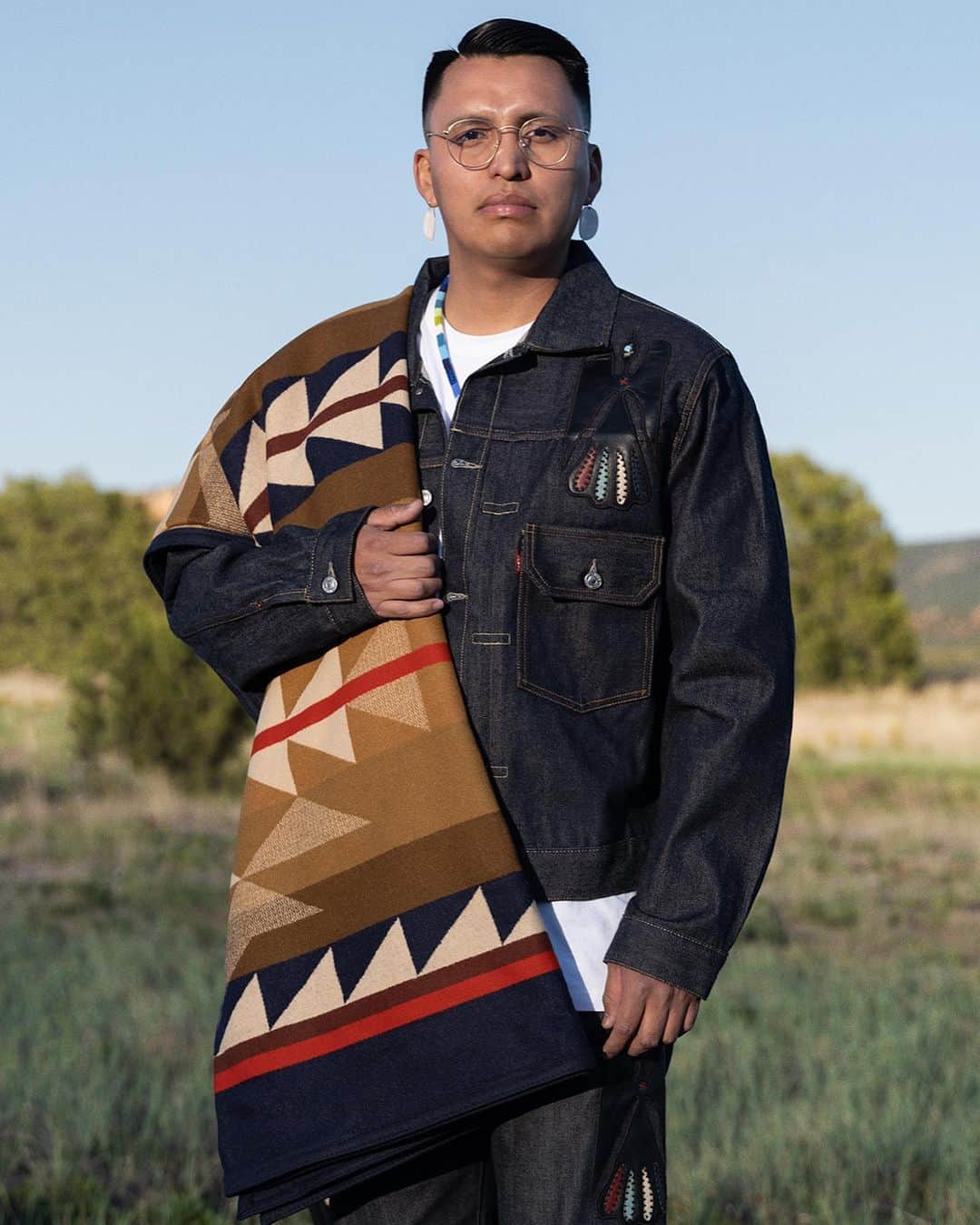 Levi’sのインスタグラム：「Levi’s® & Born x Raised.    A collection dedicated to the loving memory of Born x Raised Founder Spanto’s late father and centered around the two worlds of Spanto’s life – growing up in LA and reconnecting with his indigenous roots. The campaign was shot at the White Mountain Apache Reservation in White River, Arizona and features his Apache relatives, his extended family in Navajo country and some of his Comanche & Cherokee relatives.   Launching Friday, June 9th on Levi.com and the Levi’s App.   Photographer: @tomaskarmelo」