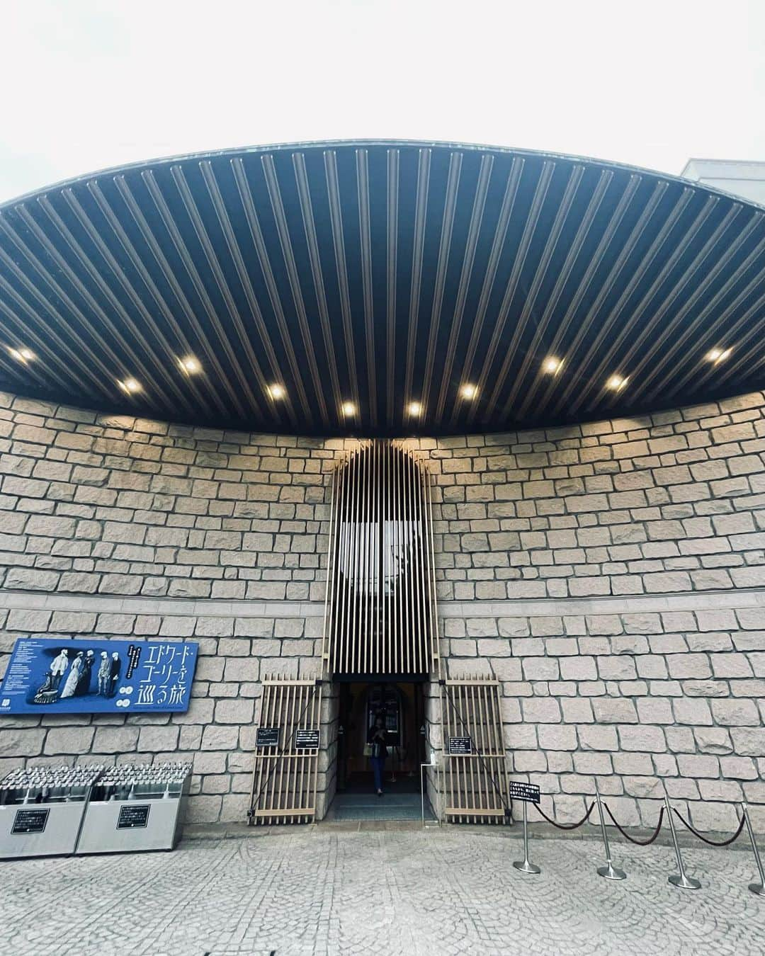 中沢ルイさんのインスタグラム写真 - (中沢ルイInstagram)「建築美  #松濤美術館 #美術館 #建築 #建築美 #建物 #造形 #フロンタリテ #ゴシック建築 #バロック建築 #白井晟一 #建築家 #哲学 #哲学的な建築家 #展示会 #ギャラリー #美術館巡り #アート #art #アート好きな人と繋がりたい #美術館好きな人と繋がりたい」6月9日 5時15分 - ruinakazawa