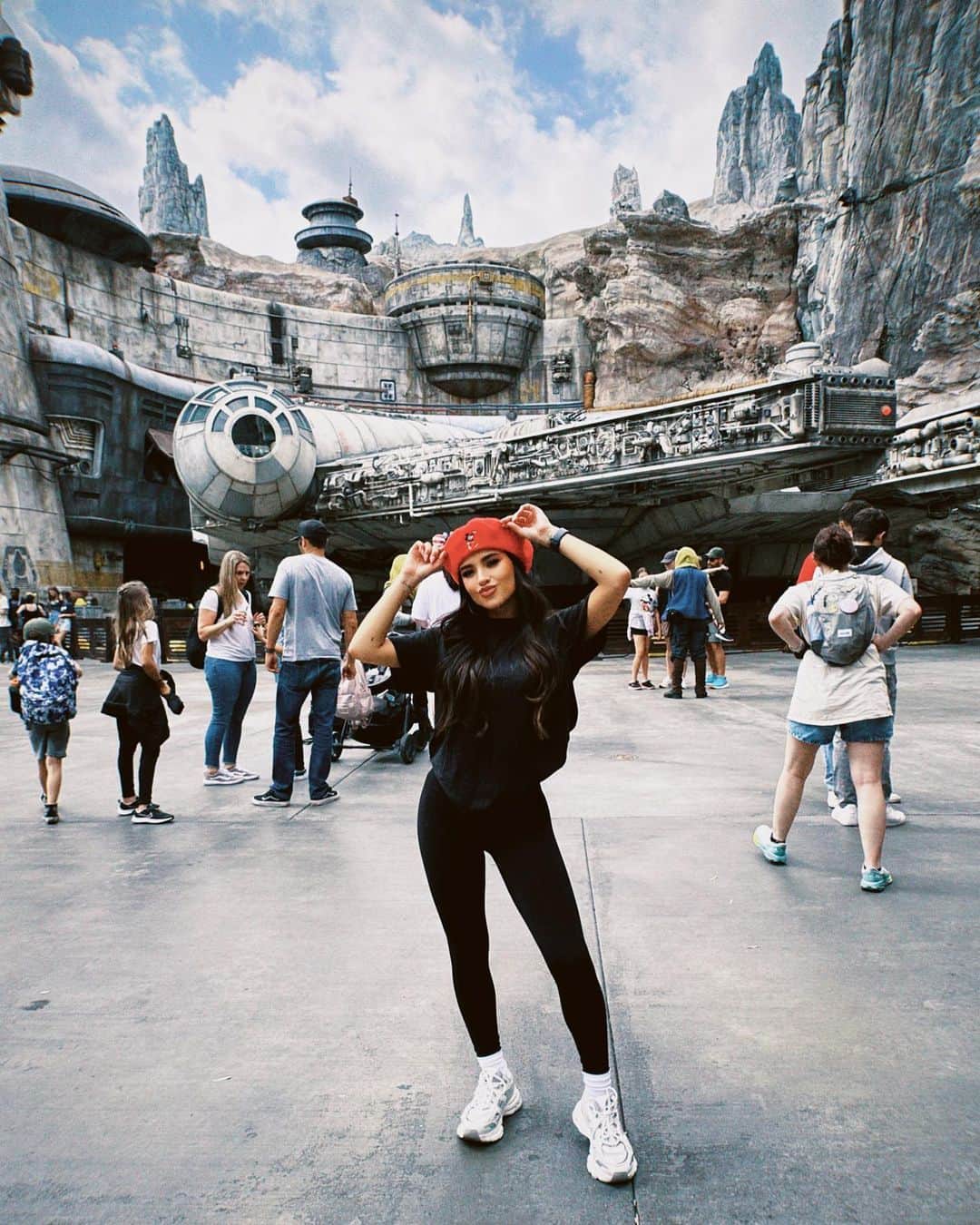 ベッキーGのインスタグラム：「I manifested this day. Just sayin. ✨ @disneyparks @disneyland」