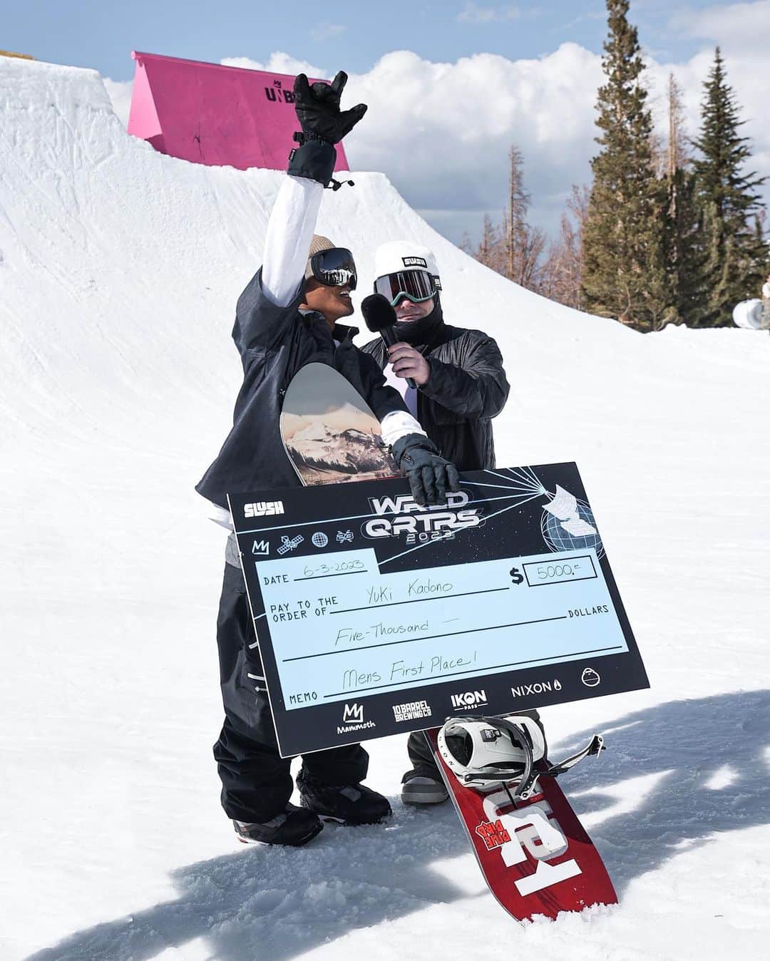 角野友基のインスタグラム：「World quarters 2023🔥🔥🔥 So so stoked to ride with a lot of homies and happy to win the contest!! Thanks for making this happen @slushthemagazine @mammothunbound and park crew ❤️   @signalsnowboard @oakleysnowboarding @oakleyjapan @unionbindingco @fourpinecollective @crabgrab @bluebirdwax @slab_snowboard」