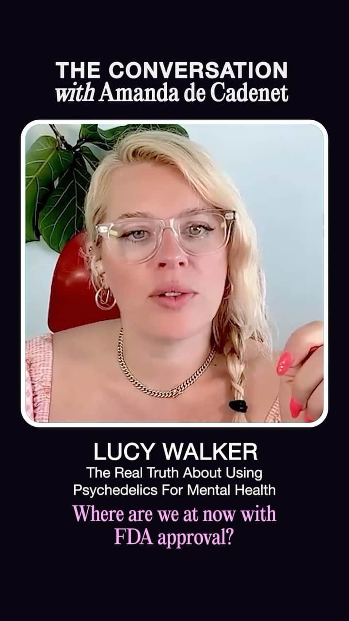 アマンダ・デ・カディネットのインスタグラム：「Are the tides turning on psychedelics? What once was considered a dangerous experiment might now be the answer to PTSD, depression, anxiety and other mental health problems. Lucy Walker, the documentary filmmaker of How to Change Your Mind, has studied the effects of various psychedelics and is convinced of the favorable treatment they provide. It may seem counterintuitive, but Lucy cites examples of how these drugs lead to long-term sobriety. Tune in today to hear about the studies and the existing roadblocks.   #TheConversationPodcast #Psychedelics #HowtoChangeYourMind #Recovery #OpiateAddiction #PsychedelicTreatment #Ibogaine #Psilocybin」