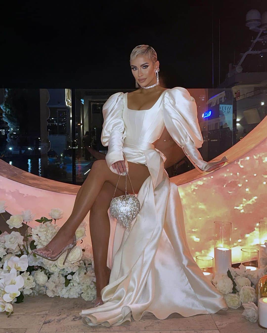 エリー・ゴンサルヴェスのインスタグラム：「such an amazing night celebrating love back at @laluna.beachclub where we got married, so honored to be your cover couple @weddedwonderland 🤍 swipe for more 💍 @wendy_elkhoury  cover @laurenschulzvisuals  wearing dress of my dreams @khirzadfemme  @styledbybloom_  @alysiabridgerevents @dianekhouryweddingsandevents」