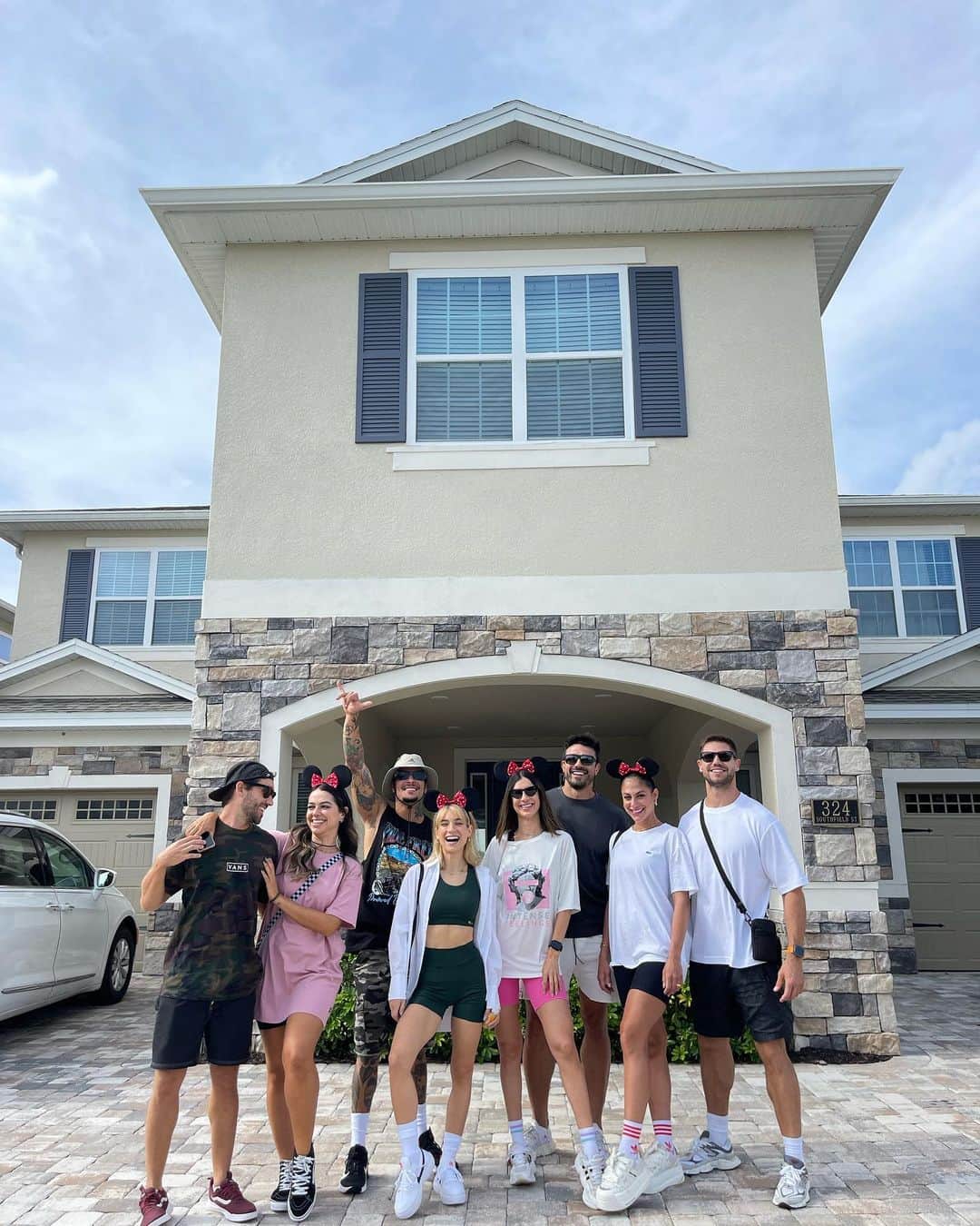 Jonas Sulzbachのインスタグラム：「Dias incríveis com essa galera que amo! E que casa maravilhosa que ficamos hein, deixou a viagem ainda mais especial! @onlivacation @romulo.onli」