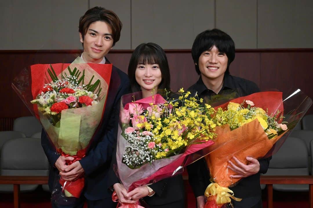 のインスタグラム：「⋱㊗️クランクアップ💐⋰ 最後の撮影は、数々の名場面が生まれた法廷で⚖️ "神楽蘭"役 #志田未来 さん  "黒澤仁"役 #風間俊介 さん  "流川蒼"役 #髙橋優斗(#HiHiJets)さん 揃って、クランクアップ👏  衝撃の展開で幕を閉じた昨夜のCASE9。 黒澤の運命は果たして⁉️ 蘭は、花と黒澤を救い出せるのか…  ついに、物語は終幕へ──！！ 神楽法律事務所の行く末を見逃すな💥  ＼CASE9「再開」はTVerで配信中🔽／ https://tver.jp/series/sro2kqpa9a  #勝利の法廷式 #遊井亮子 #泉澤祐希 #市川知宏 #入来茉里 #カトウシンスケ #矢島健一 #北乃きい #升毅」