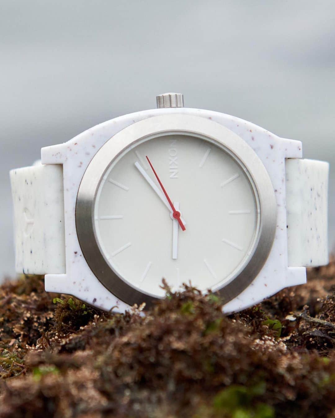 ニクソンのインスタグラム：「Happy World Ocean Day!   Healthy oceans, make a healthy planet. Which is why we took Other People’s Plastic to make our crowd favorite, The Time Teller OPP.   The same plastic waste that was bound to end up in these very spots, are now an eye-catching and extremely comfy timepiece. You down with OPP?」