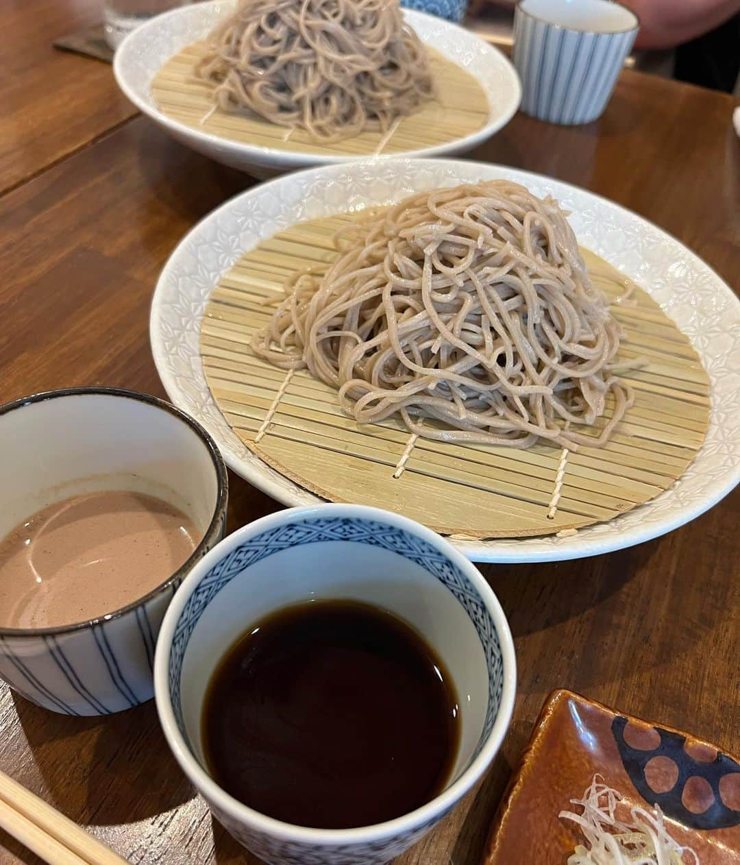 甘糟記子さんのインスタグラム写真 - (甘糟記子Instagram)「水曜日、イツメンと蕎麦懐石義へ！ @sobakaiseki_gi   ランチが水曜日と土曜日のみになってしまったため、平日水曜日をピンポイントで狙ってました(o^^o)  今回は揚げ物が大好きなサマートリュフのコロッケになってて幸せ\(//∇//)\  毎年この時期になると出てくるよね〜(๑>◡<๑)  食べられるうちにもう一回行きたいな╰(*´︶`*)╯♡  お蕎麦は言わずとも本当に美味しくて、ペロリ(๑>◡<๑)  細くてコシがあって、蕎麦の香りがしっかりするのが最高です(≧∀≦)  この日は家に戻って夕飯に春巻きをまきまき。  お弁当ストックも作り、次の日の弁当ももちろん春巻き(〃ω〃)  生姜とニンニクをたっぷり入れて、あとはもやし、ニラ、椎茸、人参、筍、春雨！ 味付けは塩、味覇、砂糖と醤油は隠し味程度に。とろみはしっかり目で。 何もつけずに食べられるので、お弁当にも喜ばれます\(//∇//)\  これ姫が大好きで、いっぱい食べてくれるから嬉しい(〃ω〃)  困った時の春巻きです(๑>◡<๑)  #蕎麦懐石義#大好きなお店#また行かたいお店#恵比寿グルメ#蕎麦#トリュフコロッケ#甘糟ご飯#ご飯#春巻き#おうちご飯」6月9日 6時12分 - norihey924