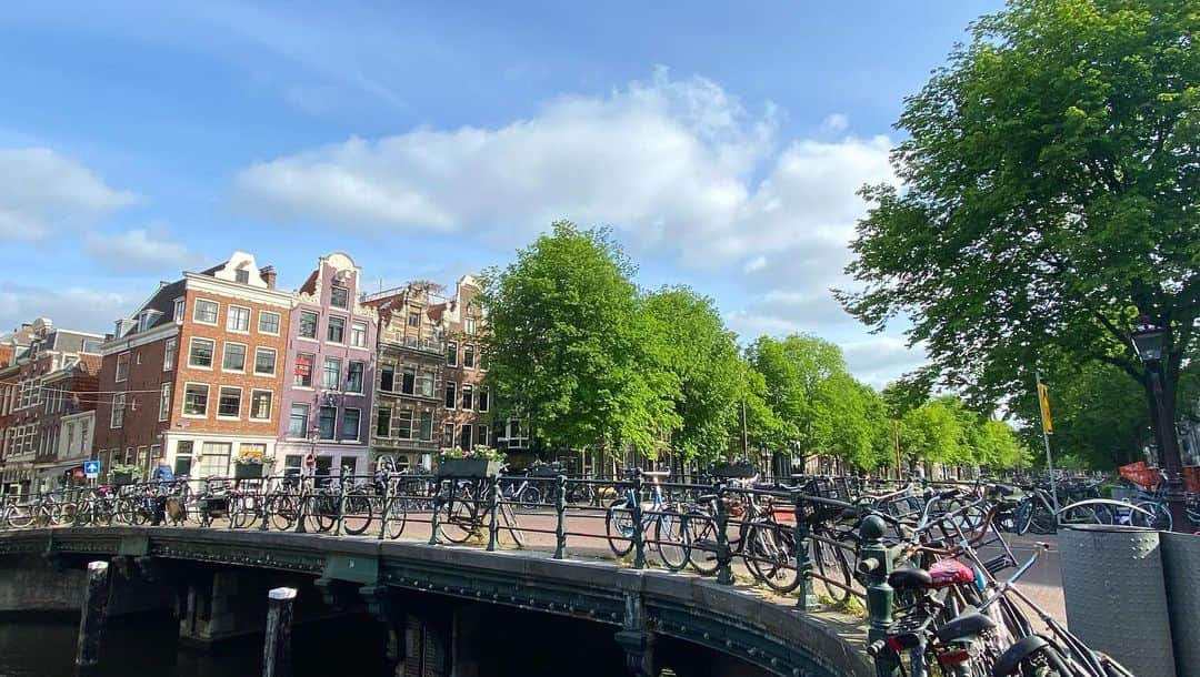 岡村咲さんのインスタグラム写真 - (岡村咲Instagram)「🚲  初めてアムステルダムに 行って来ました！  同じオランダかと思うほど ハーグとは全然違っていて 都市ごとに違った魅力が 溢れていました🥹  朝8時半ごろ到着したら 駅の周りは人がいなくて 閑散としていましたが お昼頃駅に戻ると 世界中から来た観光客で たくさんの人が行き来していました！  今回はほんの少しの滞在だったので また改めて遊びに行きたいと 思っています🌼  YouTubeにこの日の詳細を アップしたので よかったら見てみてください🇳🇱  #海外移住」6月9日 6時22分 - sakiokamura_official
