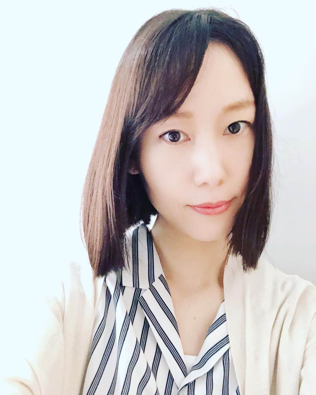 中嶋佳子のインスタグラム：「おはようございます。 今日は早朝からお仕事。 娘の学校のペースが掴めるまでしばらくお休みしてて、6月からやっと再開。 久しぶりだから色々不安で早めに出たら早く着きすぎて近くで時間潰し中。笑 生憎の雨で髪は癖毛の存在感増し増しだけど、涼しいしスタジオでの撮影なので安心です 午前中で終わる予定なのでサクッと頑張ってきます〜 . #中嶋佳子 #女優 #役者 #actor @yoshiko_world #japaneseactors  #早朝  #男の子ママ #女の子ママ #姉弟ママ #撮影 #お仕事」