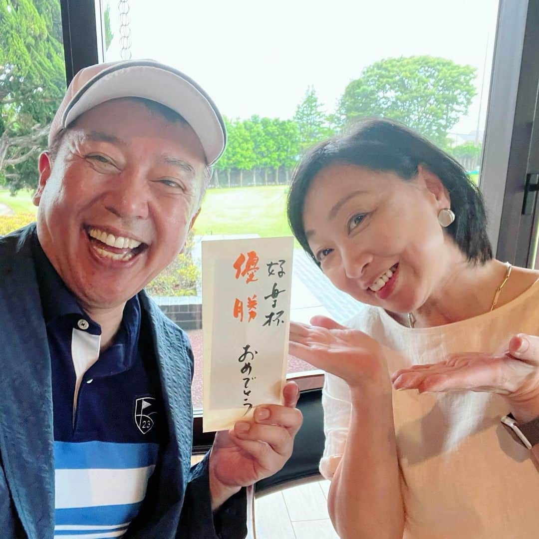 川上麻衣子さんのインスタグラム写真 - (川上麻衣子Instagram)「先日三遊亭好楽師匠主催のゴルフコンペにお誘い頂き、初めて小金井カントリー倶楽部でプレーして参りました。名門デビューには程遠く、最初は緊張のあまり空振りから始まりましたが、後半に向けて楽しくまわることが出来ました！ボウリングとゴルフの両立は難しく、若い頃はボウリングを選択していましたが、そろそろゴルフを本格的に練習したくなってきました！ 優勝はたい平さん！２次会では好楽師匠とデュエット❗️何を歌っているかはご想像にお任せいたします🎤 好楽師匠に感謝感謝のとても贅沢で楽しい1日でした！」6月9日 6時48分 - kawakami.maiko