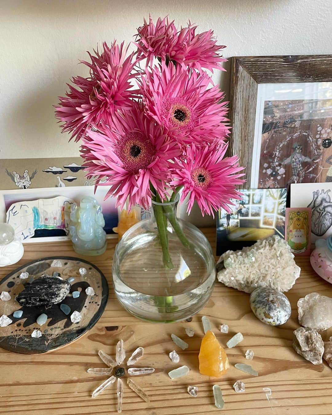 OLIVIAさんのインスタグラム写真 - (OLIVIAInstagram)「I’m just loving these flowers from this week! Had to make it a post! Finally figured out what the name of these cream colored gerberas are! Mini Pastini Covara Cream Gerbera 💖💖💖 #minipastinicovaracreamgerbera」6月9日 7時08分 - olivialufkin