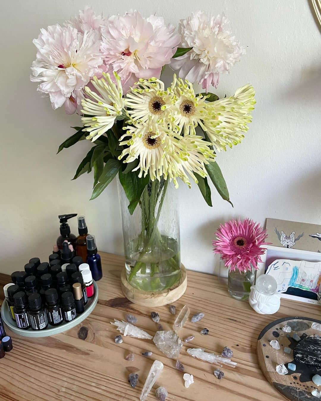 OLIVIAのインスタグラム：「I’m just loving these flowers from this week! Had to make it a post! Finally figured out what the name of these cream colored gerberas are! Mini Pastini Covara Cream Gerbera 💖💖💖 #minipastinicovaracreamgerbera」