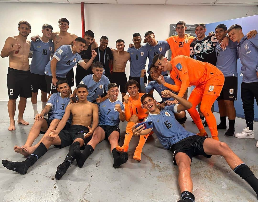 フェデリコ・バルベルデのインスタグラム：「Gurises es un orgullo para todos nosotros que nos representen de esta manera 🇺🇾💙  Vamo arriba y muchos éxitos 🙏🏼  #mundialSub20」