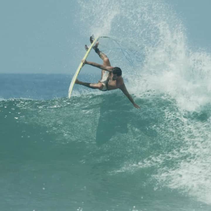のインスタグラム：「Amanhã começa mais um evento, e estamos preparados! Uma onda da session de hoje! ⚡️  Tomorrow starts another comp, and we are ready!  Here’s a wave from today’s sesh! ⚡️  @baronisfilms」