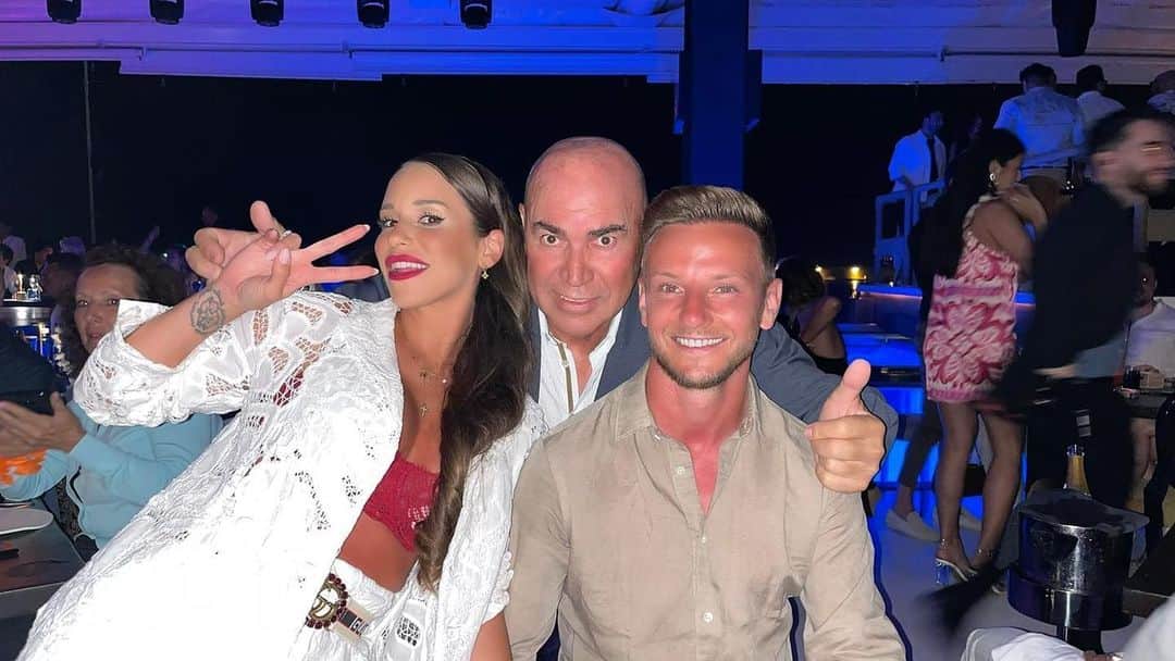イヴァン・ラキティッチのインスタグラム：「Cenando en @lioibizaofficial con el tito labi espero que hoy te vaya la tarjeta que no te pase lo de siempre ja ja @labichampion @raquel_mauri ibiza es muy champions como tu tito !」