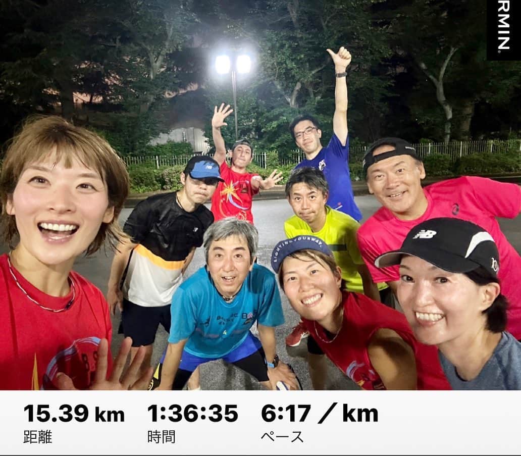 西谷綾子のインスタグラム：「🏃‍♀️🌃 昨夜はBaSRC(バスラック)🤗 練習会前に自分練🏃‍♀️400m×10本したよー❤️‍🔥 total 15kmくらい走ってた🙌  軽井沢ハーフ後、 走る量はめちゃくちゃ減ってるけど😂 週①はスピード練しているよ🥰  蒸し暑い中おつかれさまでした！！！ ストレッチ・筋トレ・エクササイズ後に 200m速く走って→200ｍゆっくり走って ×3本を5~6セット！  次回は6/22(木) 筋トレ・エクササイズは宿題ね〜♡ みんなで強くなろう〜🥰🥰  帰宅するまでにお腹が空くので @saladburg 😋常温保存なのでそのままパクっ！ (＋おにぎりも🍙)  ここで！(いきなり😂) 【快眠ワンポイントアドバイス💡👩‍🏫】 #睡眠改善インストラクター西谷綾子   帰宅が遅くなりシャワー🚿だけの日もあるよね！ そんな時は最後に足首しっかり温めてね♨️ できればすぐにレッグウォーマーを履いて 足首を保温してほしい🥹 足裏の放熱をサポートし深部体温を下げ深い睡眠へ！ 冷えやむくみ予防にも👍  忙しいなかでも 睡眠を充実させる技術を身に付けよう♡  #睡眠中は疲労回復だけでなく #経験した体の動きを反復して習塾する役割もあり #運動技能向上 #パフォーマンスアップのためには #トレーニングだけでなく #睡眠もセットに #もちろん食事も大事 #快眠 #睡眠 #入浴 #レッグウォーマー」