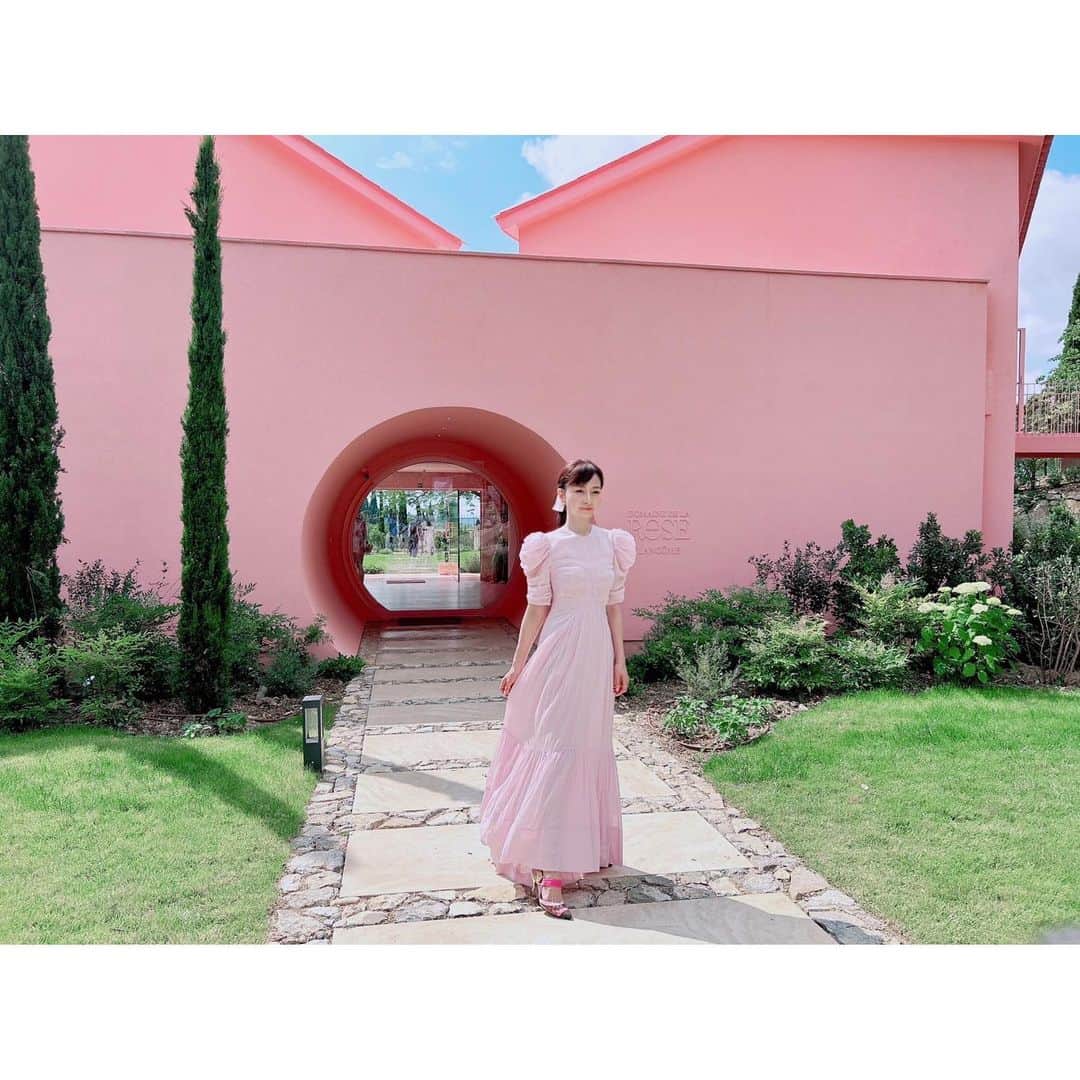 石井美保さんのインスタグラム写真 - (石井美保Instagram)「“Rose House “at Domaine de la Rose🌹 合わせてピンクのドレス。他の国のインフルエンサーの方々にこれまたお声がけ頂けて嬉しかった😊💓お洋服がきっかけでコミュニティケーションが取れるなんて素敵。  #ABSOLUE #LONGEVITYRETREAT #LANCOMEOFFICIAL #ランコム #アプソリュ #ロンジェビティリトリートメント」6月9日 7時40分 - miho_ishii