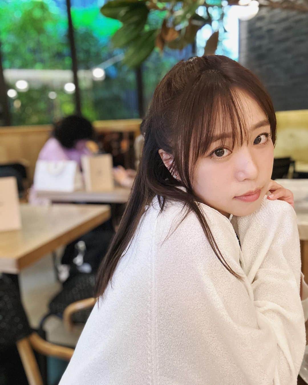 鄭茵聲のインスタグラム：「拍照有時會拍到莫名的尬 害羞起來🤭」