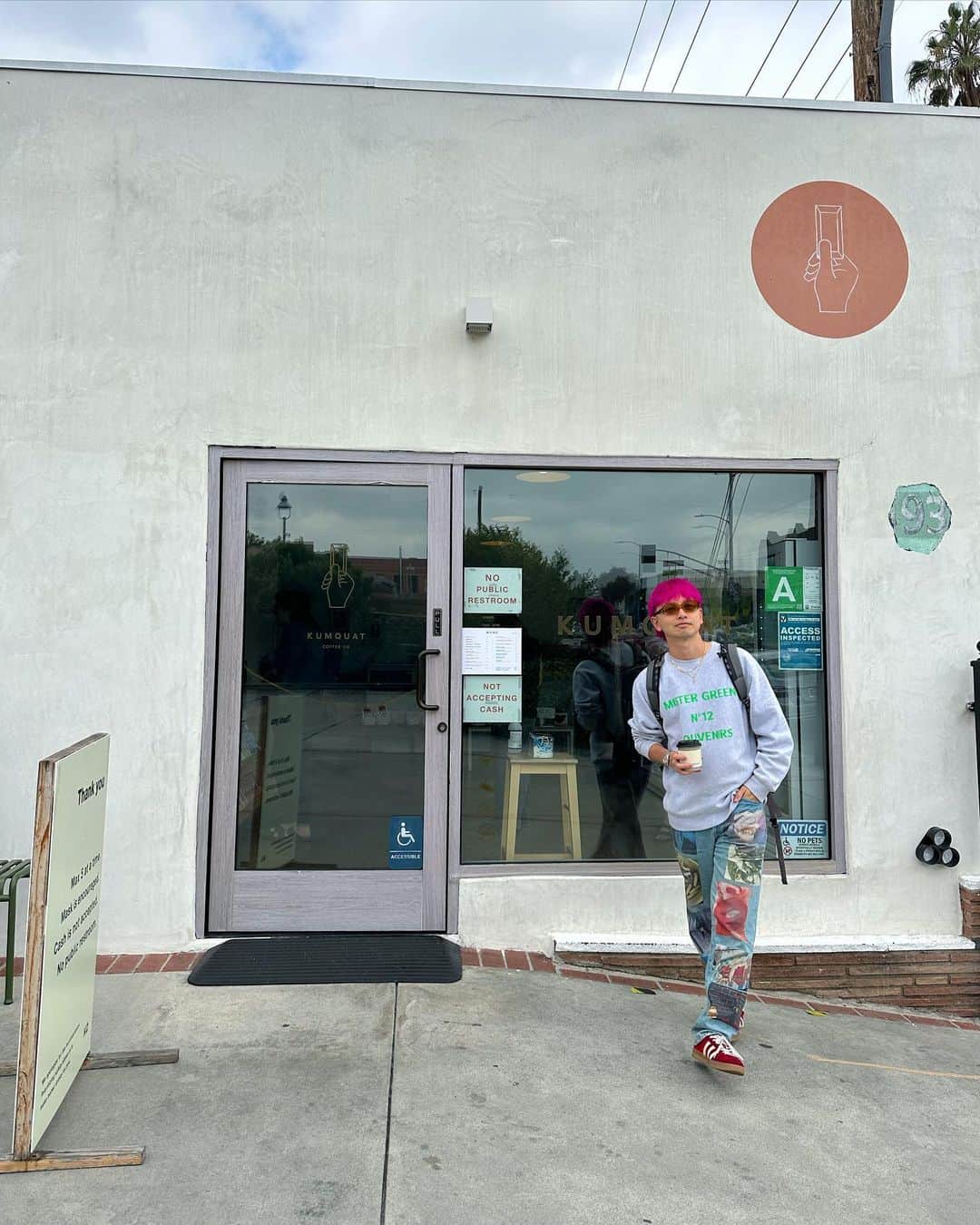 のインスタグラム：「Good vibes 🌈 in Highland Park ☕️🚶🏼🎳🇺🇸 ✴︎ ヒップでローカルな雰囲気で、街中の人たちがカッコいい。 観光スポットもいいけど、こういうエリアでブラブラしながら人間観察、ワンコ観察するのが楽しみです🐕‍🦺♡ 夜のボーリングは、渋くてイケてて、最高でした😎🍸🌖(僕は見学w) ✴︎ ✴︎ #LA #losangeles #HighlandPark #kumquat #highlandparkbowl #ロサンゼルス旅行 #ロサンゼルス生活 #アメリカ旅行」