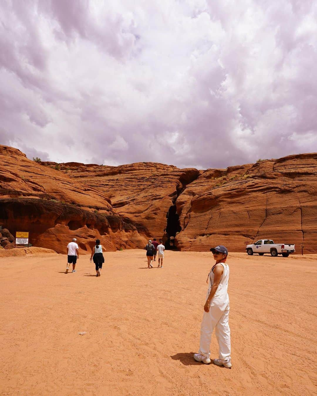 中島潮里さんのインスタグラム写真 - (中島潮里Instagram)「【アンテロープキャニオン】🏜️ アシスタントの頃からずっとずっと行きたかった場所の1つ。 スタイリストになってお金を貯めて絶対行くんだと決めていたので、今回のLA旅で絶対行きたい！と相方にお願いし、トラブルあり&いろいろとお金がかかる旅だったのですが、ほんっっっっとうに行ってよかった😭😭😭😭🙏 . ラスベガスから直線距離で約450km、アリゾナ州にあるアンテロープ・キャニオンは、アメリカ先住民ナバホ族の居留地内にあります。先住民のナバホ族の言葉でツェー・ビガニリニ（Tse bighanilini）とよばれ、「水が岩を流れる場所」という意味をもちます。レイクパウエルへと流れる川の支流が、柔らかい砂岩を侵食してできたスロット・キャニオン（幅の狭い渓谷）です。 行くには予約が必須で現地ツアーの方が少しお得だったので今回は現地ツアーで申し込みました！ (もし行く方質問あればDMください！) . アンテロープキャニオンには3.4箇所くらいに分かれていて、私達は光のビームが見たくてアッパーに行きました！ (アッパー、ロウワー、Xと場所が異なり予約時に選ぶ感じです) トラックみたいな車で移動するのも楽しいし、ガイドさんも優しくてツアー参加者さん同士で話したり写真撮ったりするのも素敵な経験でした🫶 . . 最高だあ、、また絶対行きたい場所！  . .  #アンテロープ#アンテロープキャニオンアッパー#アンテロープキャニオンツアー#アリゾナ旅行#アリゾナ州#アメリカツアー#ホースシューベントツアー#オレンジヘアー#オレンジヘア#ヴィーガンカラー#ヴィーガンブリーチ#海外旅行コーデ#旅女#エシカル旅行#旅スタグラム」6月9日 7時53分 - whyte_shiori