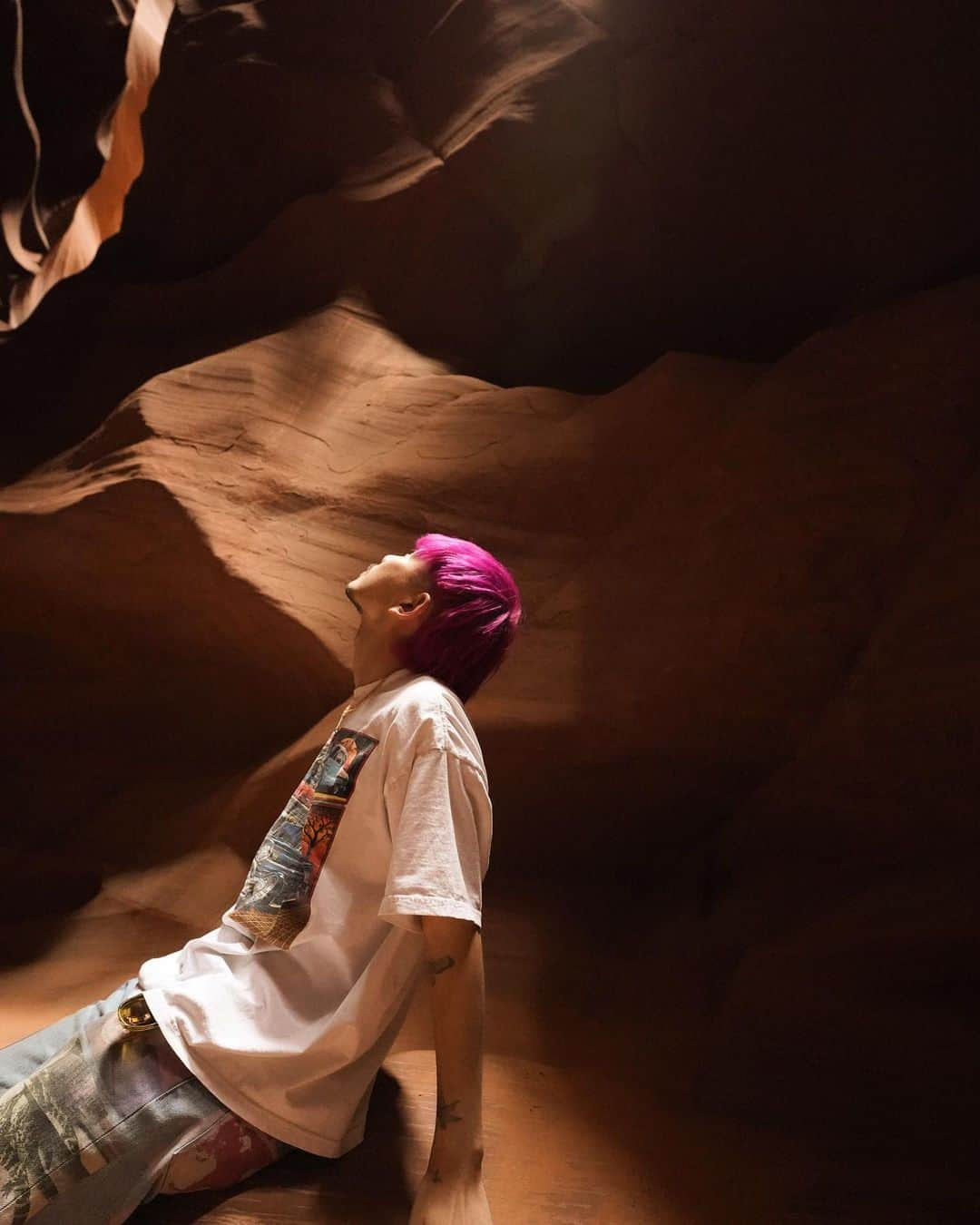 中島潮里さんのインスタグラム写真 - (中島潮里Instagram)「【アンテロープキャニオン】🏜️ アシスタントの頃からずっとずっと行きたかった場所の1つ。 スタイリストになってお金を貯めて絶対行くんだと決めていたので、今回のLA旅で絶対行きたい！と相方にお願いし、トラブルあり&いろいろとお金がかかる旅だったのですが、ほんっっっっとうに行ってよかった😭😭😭😭🙏 . ラスベガスから直線距離で約450km、アリゾナ州にあるアンテロープ・キャニオンは、アメリカ先住民ナバホ族の居留地内にあります。先住民のナバホ族の言葉でツェー・ビガニリニ（Tse bighanilini）とよばれ、「水が岩を流れる場所」という意味をもちます。レイクパウエルへと流れる川の支流が、柔らかい砂岩を侵食してできたスロット・キャニオン（幅の狭い渓谷）です。 行くには予約が必須で現地ツアーの方が少しお得だったので今回は現地ツアーで申し込みました！ (もし行く方質問あればDMください！) . アンテロープキャニオンには3.4箇所くらいに分かれていて、私達は光のビームが見たくてアッパーに行きました！ (アッパー、ロウワー、Xと場所が異なり予約時に選ぶ感じです) トラックみたいな車で移動するのも楽しいし、ガイドさんも優しくてツアー参加者さん同士で話したり写真撮ったりするのも素敵な経験でした🫶 . . 最高だあ、、また絶対行きたい場所！  . .  #アンテロープ#アンテロープキャニオンアッパー#アンテロープキャニオンツアー#アリゾナ旅行#アリゾナ州#アメリカツアー#ホースシューベントツアー#オレンジヘアー#オレンジヘア#ヴィーガンカラー#ヴィーガンブリーチ#海外旅行コーデ#旅女#エシカル旅行#旅スタグラム」6月9日 7時53分 - whyte_shiori