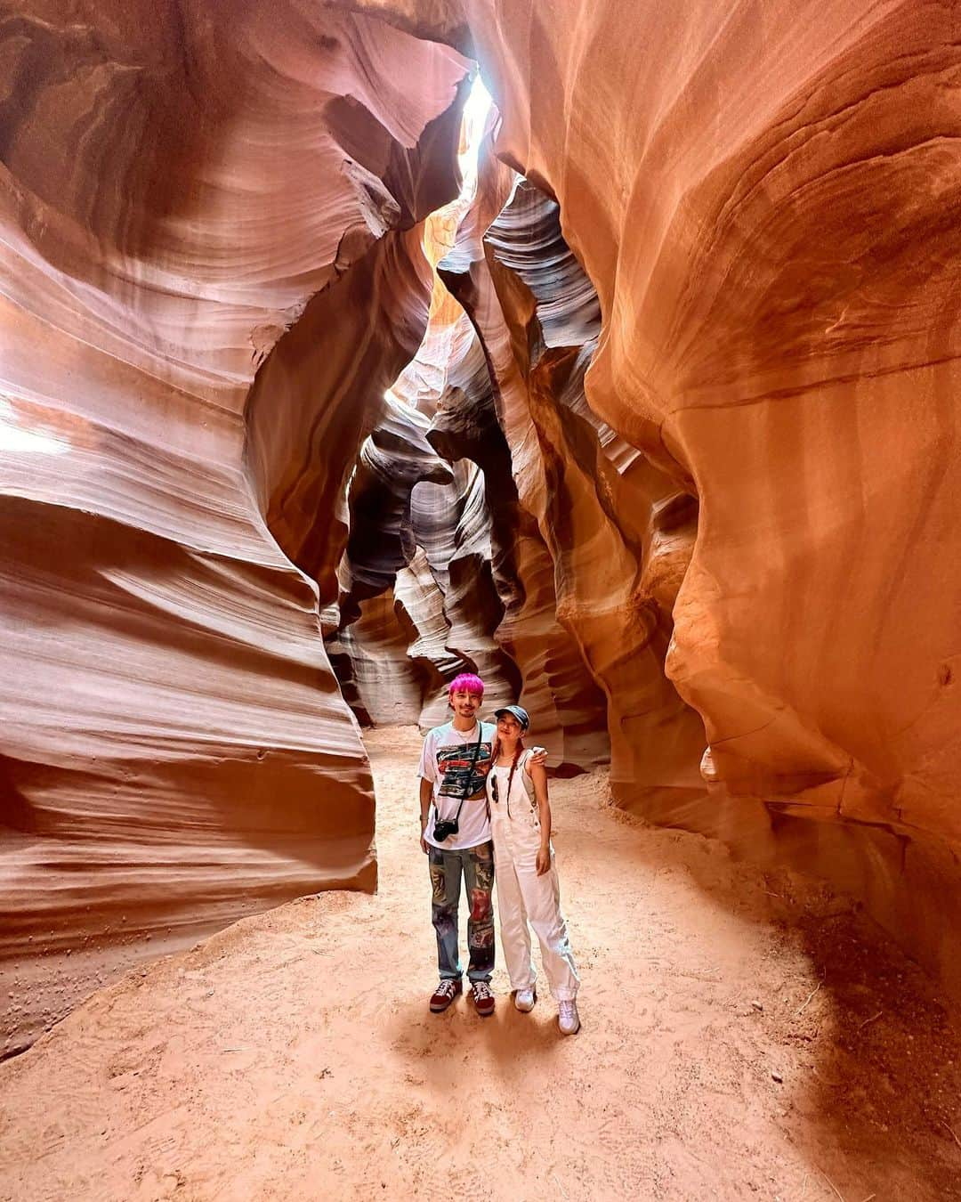 中島潮里さんのインスタグラム写真 - (中島潮里Instagram)「【アンテロープキャニオン】🏜️ アシスタントの頃からずっとずっと行きたかった場所の1つ。 スタイリストになってお金を貯めて絶対行くんだと決めていたので、今回のLA旅で絶対行きたい！と相方にお願いし、トラブルあり&いろいろとお金がかかる旅だったのですが、ほんっっっっとうに行ってよかった😭😭😭😭🙏 . ラスベガスから直線距離で約450km、アリゾナ州にあるアンテロープ・キャニオンは、アメリカ先住民ナバホ族の居留地内にあります。先住民のナバホ族の言葉でツェー・ビガニリニ（Tse bighanilini）とよばれ、「水が岩を流れる場所」という意味をもちます。レイクパウエルへと流れる川の支流が、柔らかい砂岩を侵食してできたスロット・キャニオン（幅の狭い渓谷）です。 行くには予約が必須で現地ツアーの方が少しお得だったので今回は現地ツアーで申し込みました！ (もし行く方質問あればDMください！) . アンテロープキャニオンには3.4箇所くらいに分かれていて、私達は光のビームが見たくてアッパーに行きました！ (アッパー、ロウワー、Xと場所が異なり予約時に選ぶ感じです) トラックみたいな車で移動するのも楽しいし、ガイドさんも優しくてツアー参加者さん同士で話したり写真撮ったりするのも素敵な経験でした🫶 . . 最高だあ、、また絶対行きたい場所！  . .  #アンテロープ#アンテロープキャニオンアッパー#アンテロープキャニオンツアー#アリゾナ旅行#アリゾナ州#アメリカツアー#ホースシューベントツアー#オレンジヘアー#オレンジヘア#ヴィーガンカラー#ヴィーガンブリーチ#海外旅行コーデ#旅女#エシカル旅行#旅スタグラム」6月9日 7時53分 - whyte_shiori