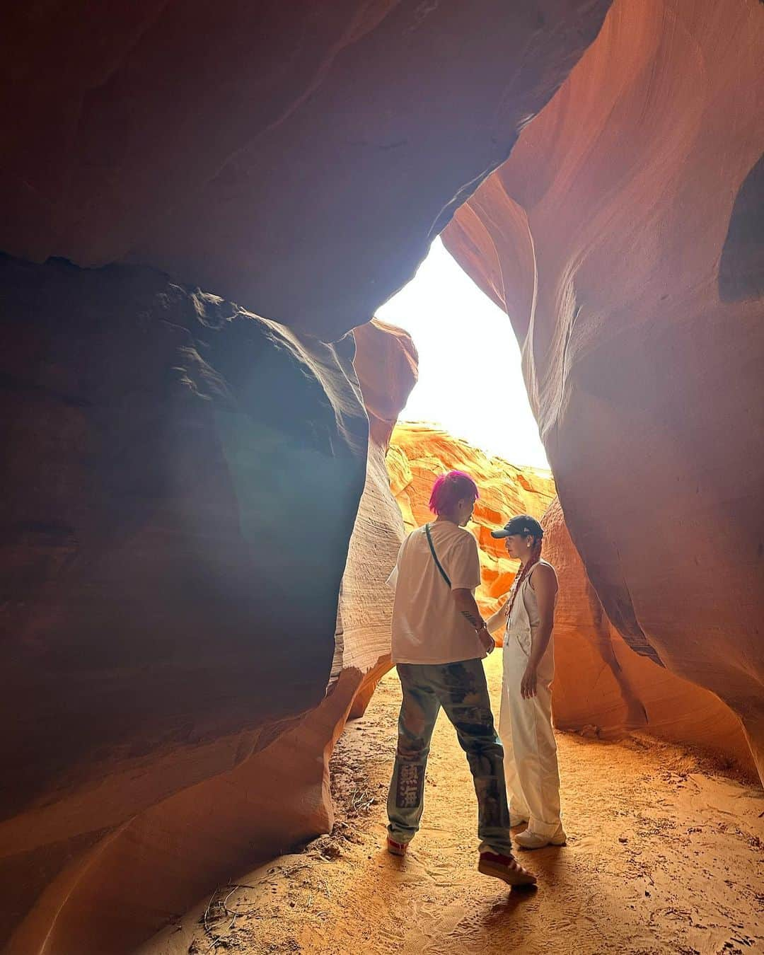 中島潮里さんのインスタグラム写真 - (中島潮里Instagram)「【アンテロープキャニオン】🏜️ アシスタントの頃からずっとずっと行きたかった場所の1つ。 スタイリストになってお金を貯めて絶対行くんだと決めていたので、今回のLA旅で絶対行きたい！と相方にお願いし、トラブルあり&いろいろとお金がかかる旅だったのですが、ほんっっっっとうに行ってよかった😭😭😭😭🙏 . ラスベガスから直線距離で約450km、アリゾナ州にあるアンテロープ・キャニオンは、アメリカ先住民ナバホ族の居留地内にあります。先住民のナバホ族の言葉でツェー・ビガニリニ（Tse bighanilini）とよばれ、「水が岩を流れる場所」という意味をもちます。レイクパウエルへと流れる川の支流が、柔らかい砂岩を侵食してできたスロット・キャニオン（幅の狭い渓谷）です。 行くには予約が必須で現地ツアーの方が少しお得だったので今回は現地ツアーで申し込みました！ (もし行く方質問あればDMください！) . アンテロープキャニオンには3.4箇所くらいに分かれていて、私達は光のビームが見たくてアッパーに行きました！ (アッパー、ロウワー、Xと場所が異なり予約時に選ぶ感じです) トラックみたいな車で移動するのも楽しいし、ガイドさんも優しくてツアー参加者さん同士で話したり写真撮ったりするのも素敵な経験でした🫶 . . 最高だあ、、また絶対行きたい場所！  . .  #アンテロープ#アンテロープキャニオンアッパー#アンテロープキャニオンツアー#アリゾナ旅行#アリゾナ州#アメリカツアー#ホースシューベントツアー#オレンジヘアー#オレンジヘア#ヴィーガンカラー#ヴィーガンブリーチ#海外旅行コーデ#旅女#エシカル旅行#旅スタグラム」6月9日 7時53分 - whyte_shiori