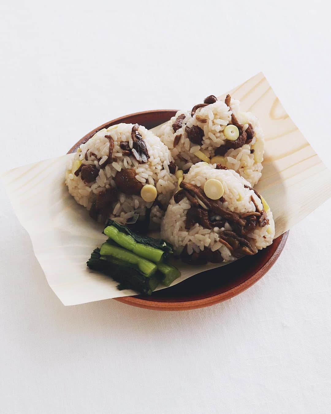 樋口正樹のインスタグラム：「Today's breakfast 🍙🍄 . 今朝は炊き立て山菜おこわ。 おにぎりして野沢菜添えて。 風味良くてツヤモチでうま😋 . 山菜おこわは具材に茅野の たてしな自由農園で買った 乾燥なめこと根曲がり竹で、 出汁にはなめこの戻し汁と 酒と醤油で、餅米と合わせ 土鍋で簡単に炊いてますー。 . 乾燥なめこの風味が良すぎ👍 . #たてしな自由農園  . . #山菜おこわ #山菜おこわおにぎり #炊き込みご飯 #乾燥なめこ #山菜ごはん #田舎ごはん #🍙」