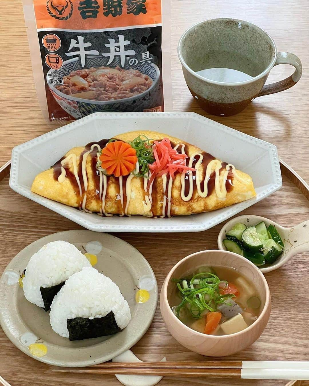 吉野家さんのインスタグラム写真 - (吉野家Instagram)「アレンジ料理が楽しい♪《とんぺい焼き》  📣おうち吉野家アンバサダー @matakayo0719 さんの投稿をご紹介！！ ぜひ参考にしてくださいね💗  ---- ⁡ ✎塩にぎり ✎豚汁 ✎吉野家の牛丼使ってとんぺい焼き ✎メロン ⁡ ▹◃┄▸◂┄▹◃┄▸◂┄▹◃┄▸◂┄▹◃ ⁡ 最近息子がついに二語喋れるようになってさ🥹♡ 嬉しいのだけど 「👶ママ、ちれい(綺麗)」 「👶ママ、ちれいよ(綺麗よ)」 「👶ちれい(綺麗)、ちれい(綺麗)」 って言葉をエンドレスに言ってくれるのね？ ⁡ 嬉しいよ？ 嬉しいけど ⁡ 外でもお構いなしで しかもなかなかのボリューム…… ⁡ お店でレジとか並んでても ずっと言ってんのよ ⁡ なんかさ… 周りの目が痛い….😇 なんかさ… 私が家で言わせてるみたいじゃ無い？？？？ 「息子よ息子よ、この世で1番綺麗なのはだあれ？」って🪞 いや、言わせてないよ？ 言わせてないんだよホント。 ⁡ 息子が 「ちれい(綺麗)」って言ってくれるたび、 周りから、その顔面で？？？？ とか思われてたら……って思って ソワソワする🫠 せめてもう少しボリューム落として？ってなる🫠 ⁡ ▹◃┄▸◂┄▹◃┄▸◂┄▹◃┄▸◂┄▹◃ ⁡ @yoshinoya_co_jp 様の牛丼の具使って とんぺい焼きにした🫶 ⁡ キャベツと一緒に炒めて卵で包んで完成🫶 めちゃくちゃ白米進むやつだった…🤤♡ ⁡ @yoshinoya_co_jp 様の牛丼の具、アレンジしやすいし、冷凍庫にいてくれると好きなので、とても嬉しい🫶 ⁡ ～～～～～～～～～～～～～～～～～～～～～～～  #おうち吉野家 は忙しいママとパパの味方！  皆さんの#おうち吉野家 を使ったレシピをご紹介中🍀 吉野家冷凍食品でカンタンおいしいごはんを楽しもう♪ 定期便注文する人が急増中！のおうち吉野家を ぜひ公式サイトよりお買い求めください☺  公式サイトはプロフィールURLから🔽 @yoshinoya_co_jp  ～～～～～～～～～～～～～～～～～～～～～～～ #おうち吉野家アンバサダー #おうち吉野家 #吉野家 #yoshinoya #吉野家冷凍豚丼の具 #吉野家冷凍豚丼 #おうちごはん #時短レシピ #簡単レシピ #アレンジレシピ #アレンジ料理 #豚丼 #冷凍食品 #料理 #cooking #今日のおかず#家庭料理 #手料理 #かんたんごはん #フーディテーブル #うつわ #和食器 #料理写真 #ランチ #おひるごはん #献立 #メニュー #おうちごはんlover」6月9日 18時48分 - yoshinoya_co_jp