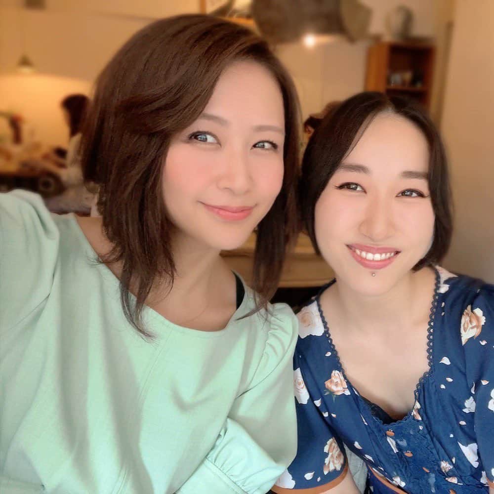 水上真理のインスタグラム：「土曜日のランチは アオイさんと🥰 . バースデーサプライズ🎂 いただきました☺️ . ステキなプレゼントも ありがとー♡ . ふたりだから 分かり合える価値観があって アオイさんと過ごす時間は いつも特別な時間になる✨ . 次の約束も 今から楽しみです💕 . #smile  #happy  #happybirthday  #サプライズ  #イタリアン  #カフェ」