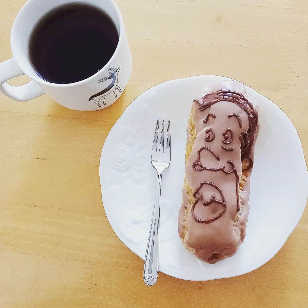 sweet_strawberryさんのインスタグラム写真 - (sweet_strawberryInstagram)「☕【#エクレア 】顔色が悪い#アナゴさん ✏️ · #お茶の時間#デコスイーツ #あなごさん#シュークリーム#チョコペン#フードアート#デコフード#デコ弁#似顔絵イラスト#メインディッシュ#ティータイム#3時のおやつ#食卓風景#器のある暮らし#美味しくいただきました」6月9日 17時21分 - sweet_strawberry