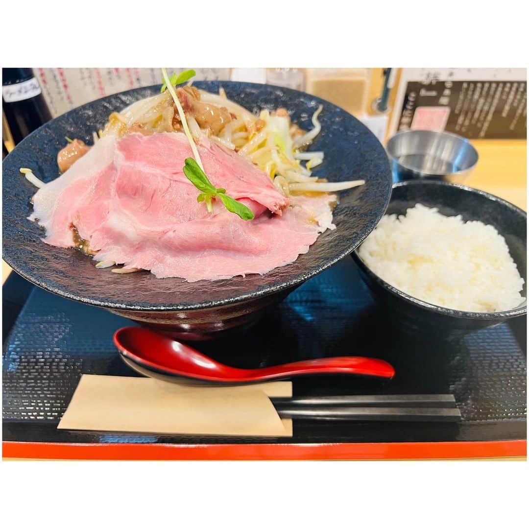 有明ゆなさんのインスタグラム写真 - (有明ゆなInstagram)「御徒町にあるラーメン🍜屋 @hakatatonkotsuramen1ban さん . ラーメンとトッピング野菜たちが バラバラのお皿でくる✌️ 新しいスタイルのラーメン🍜 . 野菜そのまま食べてもいいし ラーメンの中に入れてもよし‼️ . 博多ラーメンだから 麺は細麺で ゆなはカタメ基本🫶 . スープがうまくて 野菜いれずに麺食べすぎて 米と麺に集中してた🤣🤣🤣 . 野菜は野菜で ポン酢かけて食べたよ🤣✌️ 野菜食べたいときは 野菜400とか300で 麺を少なめとかもありだね🩷 . ラーメン食べると 鼻水でるんだけど 頭の上に ティッシュの箱が固定されてて めっちゃ神だった🥹🥹🥹 これ嬉しい！！！ . . . . PR @hakatatonkotsuramen1ban #博多豚骨らぁ麺一絆御徒町本店 #東京ラーメン #博多豚骨ラーメン #御徒町グルメ #御徒町ラーメン #上野グルメ #上野ラーメン #上野ランチ」6月9日 17時21分 - ariake_yuna