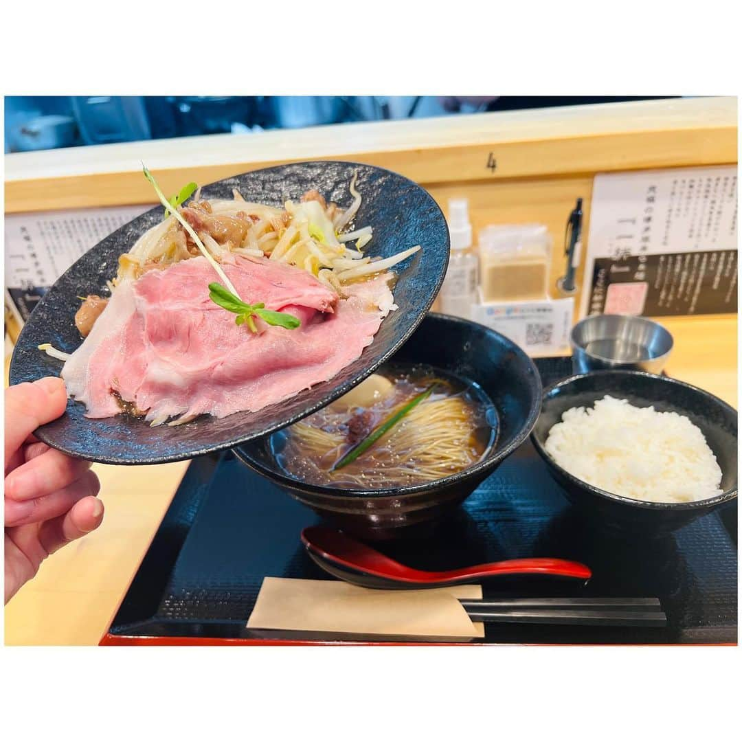 有明ゆなさんのインスタグラム写真 - (有明ゆなInstagram)「御徒町にあるラーメン🍜屋 @hakatatonkotsuramen1ban さん . ラーメンとトッピング野菜たちが バラバラのお皿でくる✌️ 新しいスタイルのラーメン🍜 . 野菜そのまま食べてもいいし ラーメンの中に入れてもよし‼️ . 博多ラーメンだから 麺は細麺で ゆなはカタメ基本🫶 . スープがうまくて 野菜いれずに麺食べすぎて 米と麺に集中してた🤣🤣🤣 . 野菜は野菜で ポン酢かけて食べたよ🤣✌️ 野菜食べたいときは 野菜400とか300で 麺を少なめとかもありだね🩷 . ラーメン食べると 鼻水でるんだけど 頭の上に ティッシュの箱が固定されてて めっちゃ神だった🥹🥹🥹 これ嬉しい！！！ . . . . PR @hakatatonkotsuramen1ban #博多豚骨らぁ麺一絆御徒町本店 #東京ラーメン #博多豚骨ラーメン #御徒町グルメ #御徒町ラーメン #上野グルメ #上野ラーメン #上野ランチ」6月9日 17時21分 - ariake_yuna