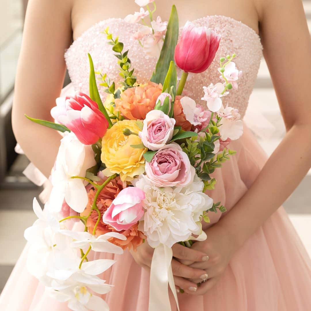 アニヴェルセル みなとみらい横浜 公式さんのインスタグラム写真 - (アニヴェルセル みなとみらい横浜 公式Instagram)「ウェディングブーケ10選💐 ウェディングドレスや、カラードレスのお色味に合わせて、お花のお色味を選ぶのも素敵ですが、ご結婚式の季節に合わせたブーケを持つ方も✨ どんなブーケがいいか是非ご相談下さい☺️  ﾟ･*:.｡. .｡.:*･゜ﾟ･*:.｡. .｡.:*･ﾟ･*:.｡. .｡.:*･゜  横浜 みなとみらいの結婚式場 #アニヴェルセルみなとみらい横浜  📌海や空のように「永遠に続く」という 　意味を持つロイヤルブルーのバージンロード  📌120年の歴史が刻まれた 　壮観なステンドグラスのチャペル  📌好みに合わせて選べる 　7つの貸切披露宴会場  @anniversaire_minatomirai  👆詳細はプロフィールURLの 　公式HPよりご覧いただけます✨  ﾟ･*:.｡. .｡.:*･゜ﾟ･*:.｡. .｡.:*･ﾟ･*:.｡. .｡.:*･゜  #アニヴェルセル #アニヴェルセルみなとみらい #結婚式場見学 #ブライダルフェア #結婚式準備 #式場見学 #花嫁準備 #結婚式準備 #横浜花嫁 #みなとみらい花嫁 #みなとみらいウェディング #みなとみらい婚 #みなとみらい結婚式 #横浜結婚式場 #プレ花嫁準備中 #プレ花嫁準備 #結婚式場 #2023花嫁 #2024花嫁 #ウェディングブーケ#ブーケ#卒花#卒花さん」6月9日 18時00分 - anniversaire_minatomirai