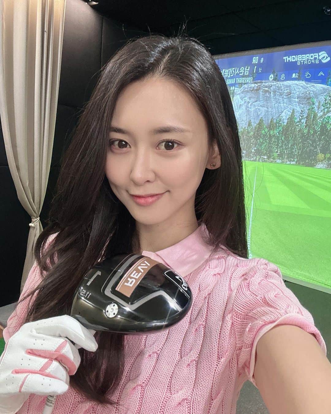 ホ・ヨンジュ のインスタグラム：「정주랑 매주 목요일 레슨받으러 🏌️‍♀️  친절한 쌤들 감사해요 😌👍골프플래닛 감사해요 @official_golfplanet   #골프 #골프스타그램  #골프플래닛 #골프레슨」