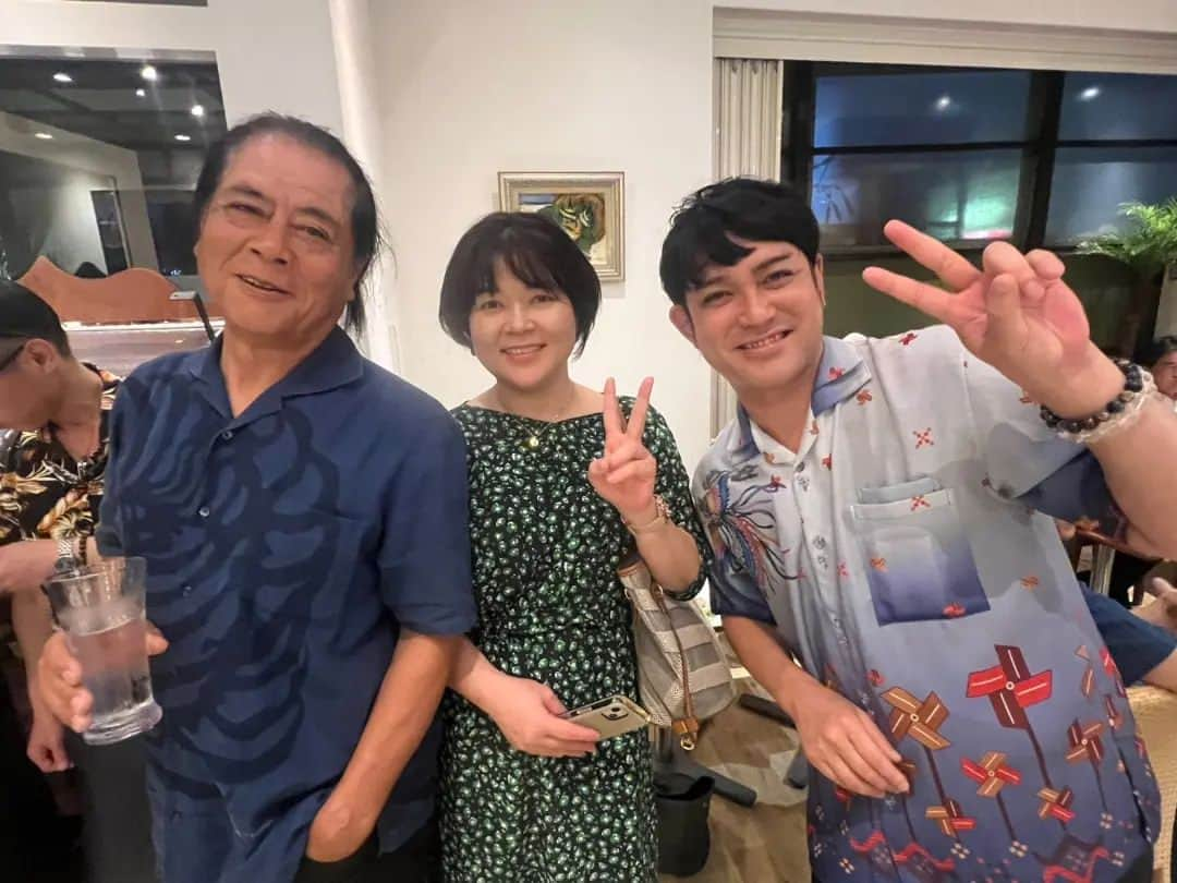 伊禮俊一さんのインスタグラム写真 - (伊禮俊一Instagram)「名嘉睦稔さん、近藤ゆうなさん、伊禮俊一、 伊是名島の観光大使宜しくお願い致します！  昨日は、パームロイヤルホテル那覇にて伊是名島のアハラ会した！  先輩方に大使就任を祝福して頂き、ゲストもいっぱいで楽しい夜でした！ありがとうございました！  前那覇市長の城間幹子さんとお姉さま、いつもかちゃーしー盛り上げてくださり、本当にありがとうございます〜✨ 舞踊家の前川美智子先生も、かなーよー踊って頂きありがとうございました〜😄🌺  その後🍻も。中澤さん、新庄さん、出版社の方々、ありがとうございました〜✨楽しい夜でした😁  HP https://peraichi.com/landing_pages/view/shunirei/  #パームロイヤル那覇　#名嘉睦稔　#ちゅらゆーな　#伊禮俊一　#伊是名島　#城間幹子　#沖縄　#那覇　#アハラ会」6月9日 17時25分 - shunichi_irei