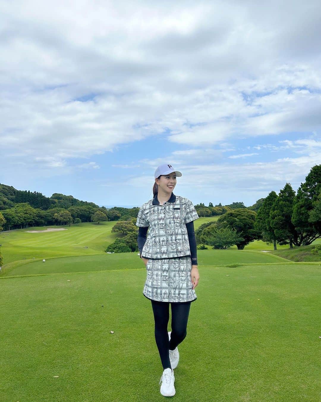 阿部桃子のインスタグラム：「@pumagolf_japan のセットアップ とてもお気に入りです✌️🤍  告知遅れてしまったのですが、 6/4から毎週日曜日21:00〜 BSJapanext「蛍原徹の真剣ゴルフ部！ホトオープン」出演してます🏌️‍♀️  1年ぶりに真剣ゴルフ部員になれて、 とても楽しかったです😆♡ 皆さん是非見ていただけたら嬉しいです🙏  #ゴルフ #ゴルフ女子 #ゴルフウェア #ゴルフコーデ #PUMA #golf #golfwear #セットアップ」