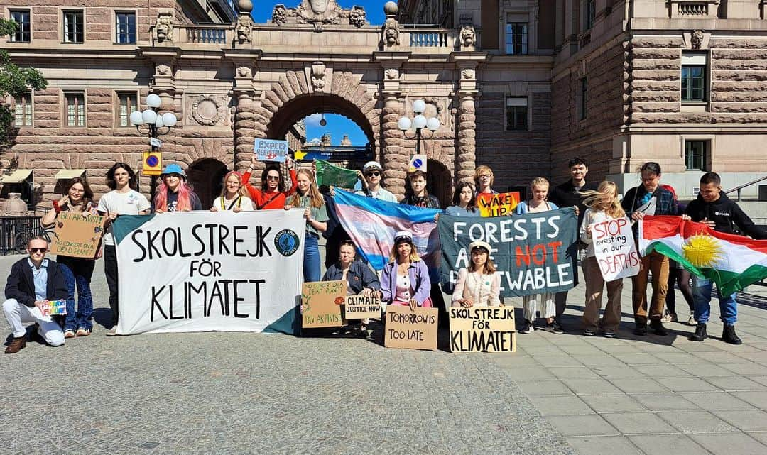 グレタ・トゥーンベリさんのインスタグラム写真 - (グレタ・トゥーンベリInstagram)「School strike week 251. Today, I graduate from school, which means I’ll no longer be able to school strike for the climate. So for me this is the last school strike, so I guess I have to write something on this day.  When I started climate striking, in August 2018, I could never have expected that it would actually lead to anything. After striking every day for three weeks, we were a small group of children who decided to continue doing this every Friday. And we did, which is how Fridays For Future was formed. Some more people joined, and quite suddenly this was a global movement growing every day. During 2019, millions of youth striked from school for the climate, flooding the streets in over 180 countries. When the pandemic started, we had to find new ways to protest. With time, we started to get back on the streets again. We are still here, and we are not planning on going anywhere.  So much have changed since we started, and yet we have so much further to go. We are still moving in the wrong direction, where those in power are allowed to sacrifice the most marginalised and affected people as well as the planet in the name of greed, profit and eternal economic growth. They are continuing to destabilise the biosphere and our life supporting systems, and we are rapidly approaching potential nonlinear ecological and climatic tipping points beyond human control. And in so many parts of the world, we are even speeding up the process. There are probably many of us who graduate who now wonder what kind of future it is that we are stepping into, even though we did not cause this crisis.  Those of us who can speak up have a duty to do so. Everyone counts. In order to change everything, we need everyone. Of course I’ll continue to protest on Fridays, even though it’s no longer technically school striking. We simply have no other option than to do everything we possibly can. The fight has only just begun. #FridaysForFuture #SchoolStrike4Climate #ClimateStrike」6月9日 17時33分 - gretathunberg