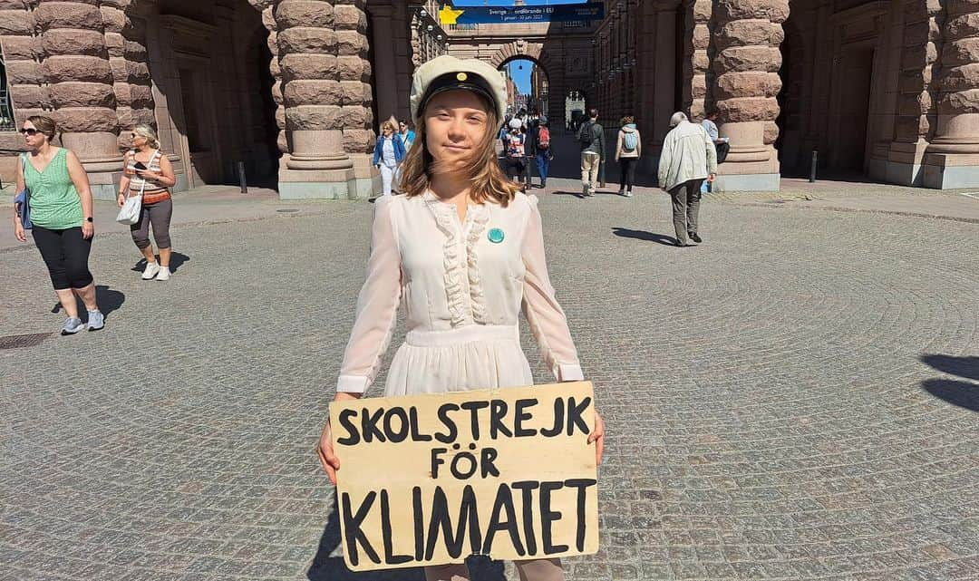 グレタ・トゥーンベリのインスタグラム：「School strike week 251. Today, I graduate from school, which means I’ll no longer be able to school strike for the climate. So for me this is the last school strike, so I guess I have to write something on this day.  When I started climate striking, in August 2018, I could never have expected that it would actually lead to anything. After striking every day for three weeks, we were a small group of children who decided to continue doing this every Friday. And we did, which is how Fridays For Future was formed. Some more people joined, and quite suddenly this was a global movement growing every day. During 2019, millions of youth striked from school for the climate, flooding the streets in over 180 countries. When the pandemic started, we had to find new ways to protest. With time, we started to get back on the streets again. We are still here, and we are not planning on going anywhere.  So much have changed since we started, and yet we have so much further to go. We are still moving in the wrong direction, where those in power are allowed to sacrifice the most marginalised and affected people as well as the planet in the name of greed, profit and eternal economic growth. They are continuing to destabilise the biosphere and our life supporting systems, and we are rapidly approaching potential nonlinear ecological and climatic tipping points beyond human control. And in so many parts of the world, we are even speeding up the process. There are probably many of us who graduate who now wonder what kind of future it is that we are stepping into, even though we did not cause this crisis.  Those of us who can speak up have a duty to do so. Everyone counts. In order to change everything, we need everyone. Of course I’ll continue to protest on Fridays, even though it’s no longer technically school striking. We simply have no other option than to do everything we possibly can. The fight has only just begun. #FridaysForFuture #SchoolStrike4Climate #ClimateStrike」